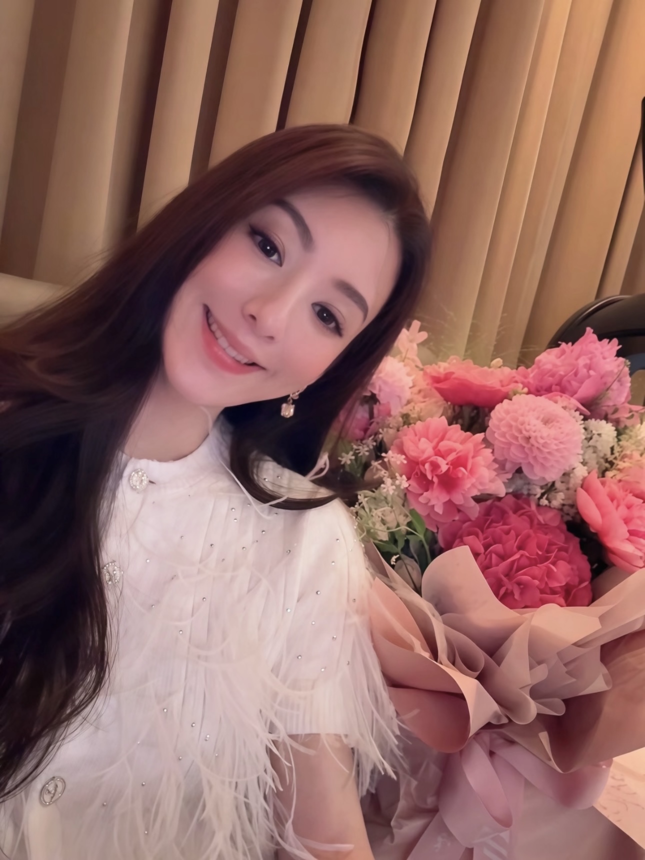 샤넬 깃털 트리밍 크리스털 버튼 반소매 니트 가디건