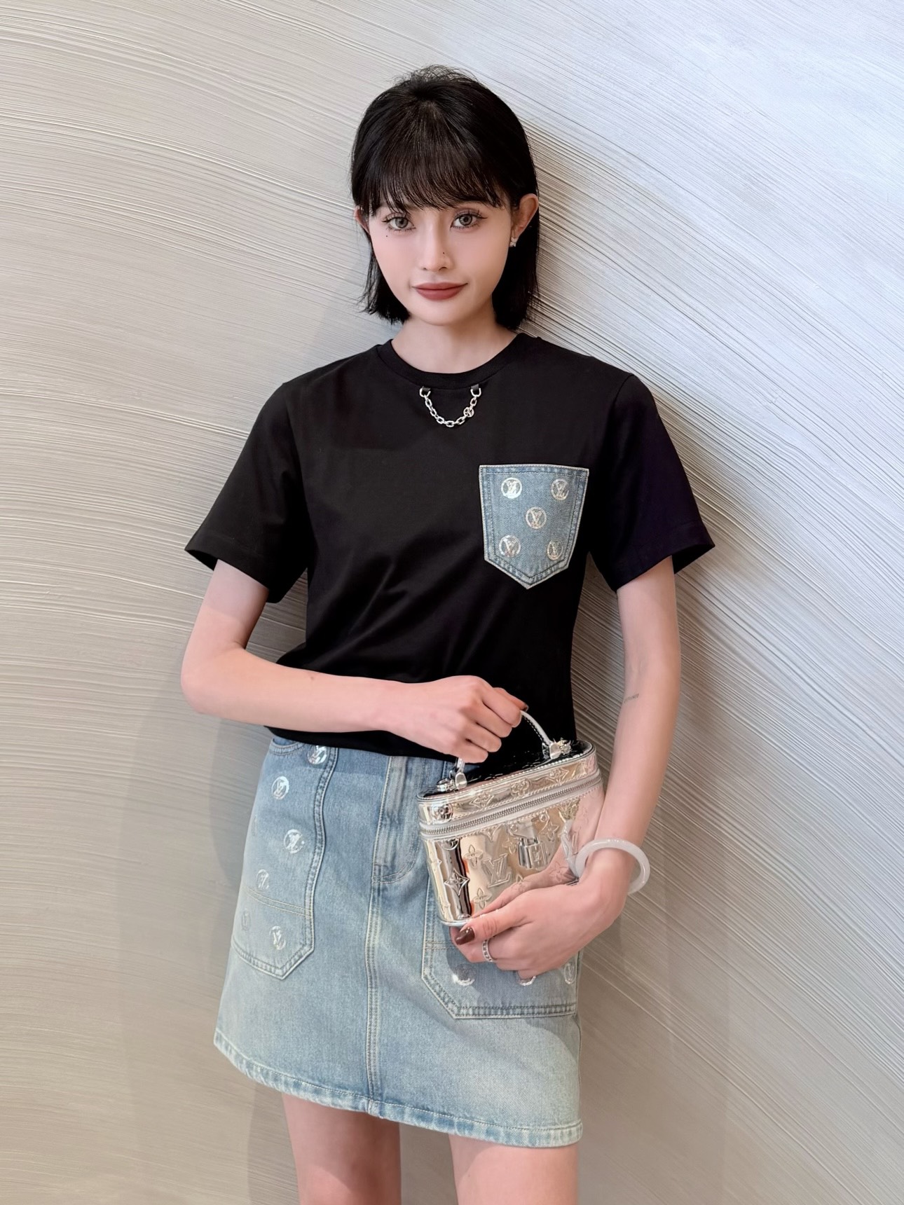 루이 비통 LV 스키 모노그램 데님 포켓 티셔츠·미니 스커트 코디