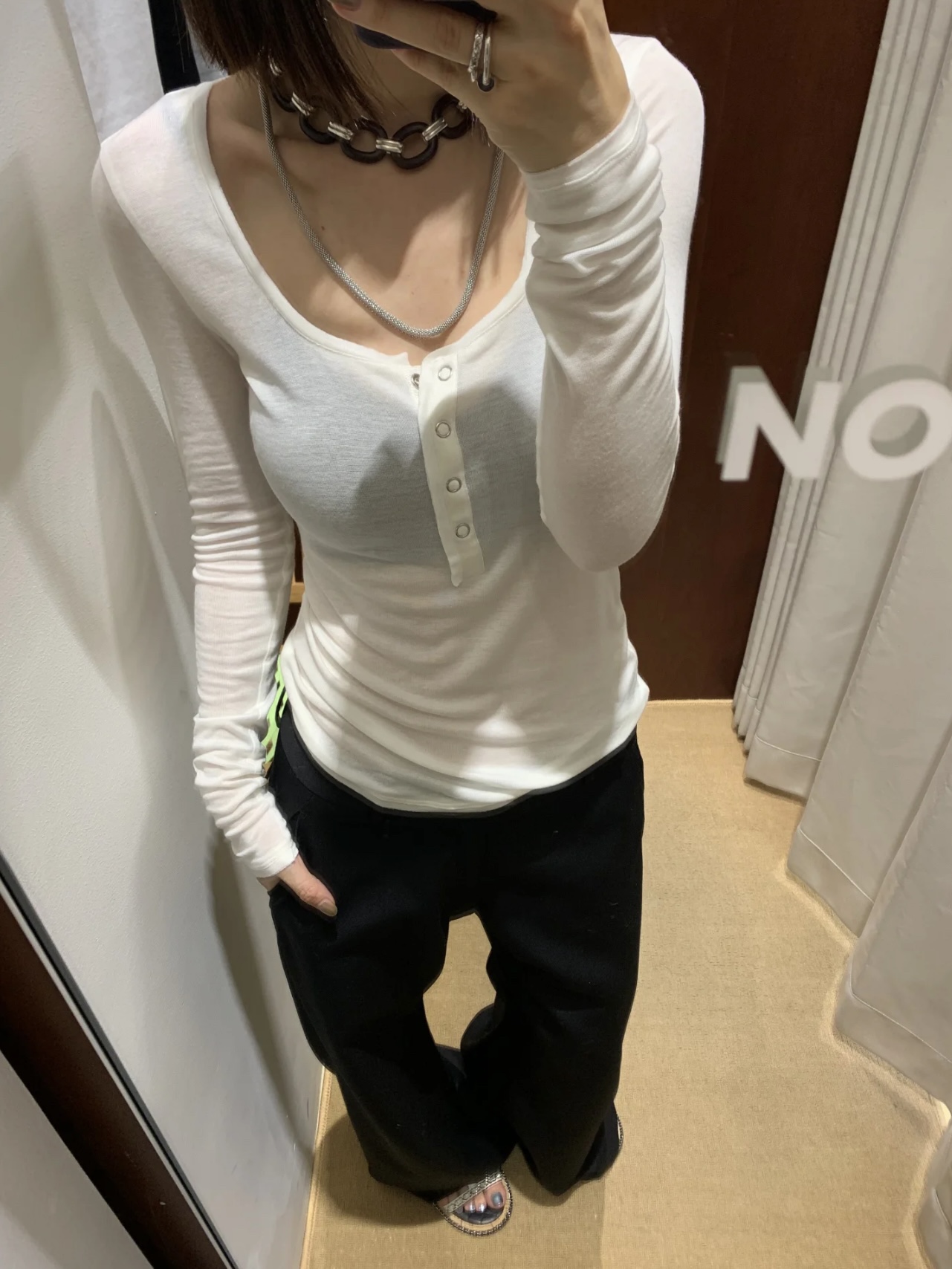 노브랜드 슬림핏 헨리넥 스냅버튼 긴소매 티셔츠