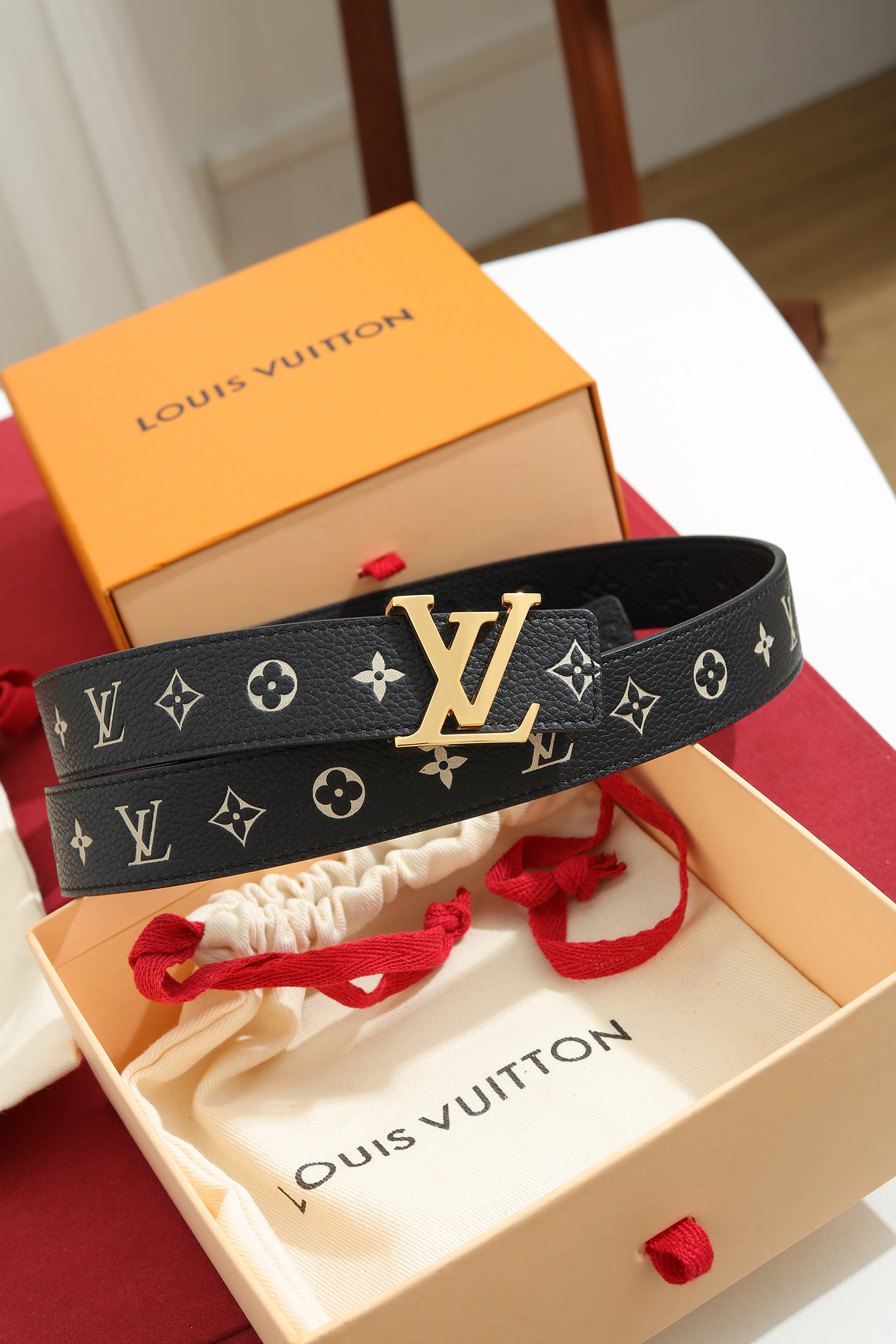 루이 비통 LV 이니셜 30mm 모노그램 가죽 벨트