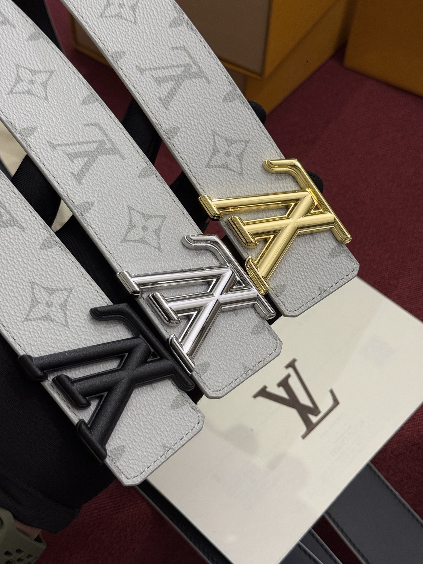 루이 비통 모노그램 캔버스 LV 이니셜 버클 벨트