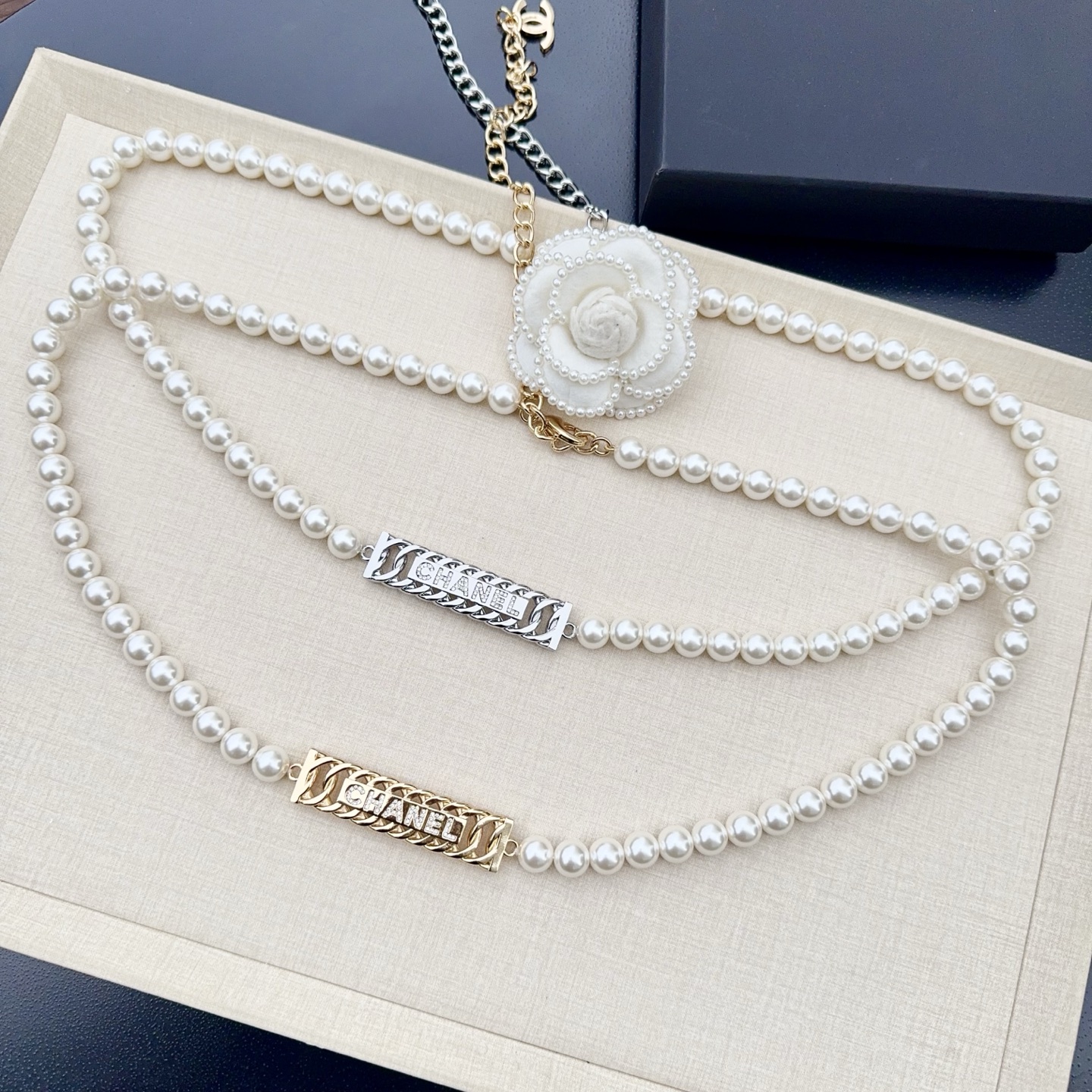 샤넬 카멜리아 펜던트 및 CHANEL 로고 플레이트 진주 롱 네크리스 세트