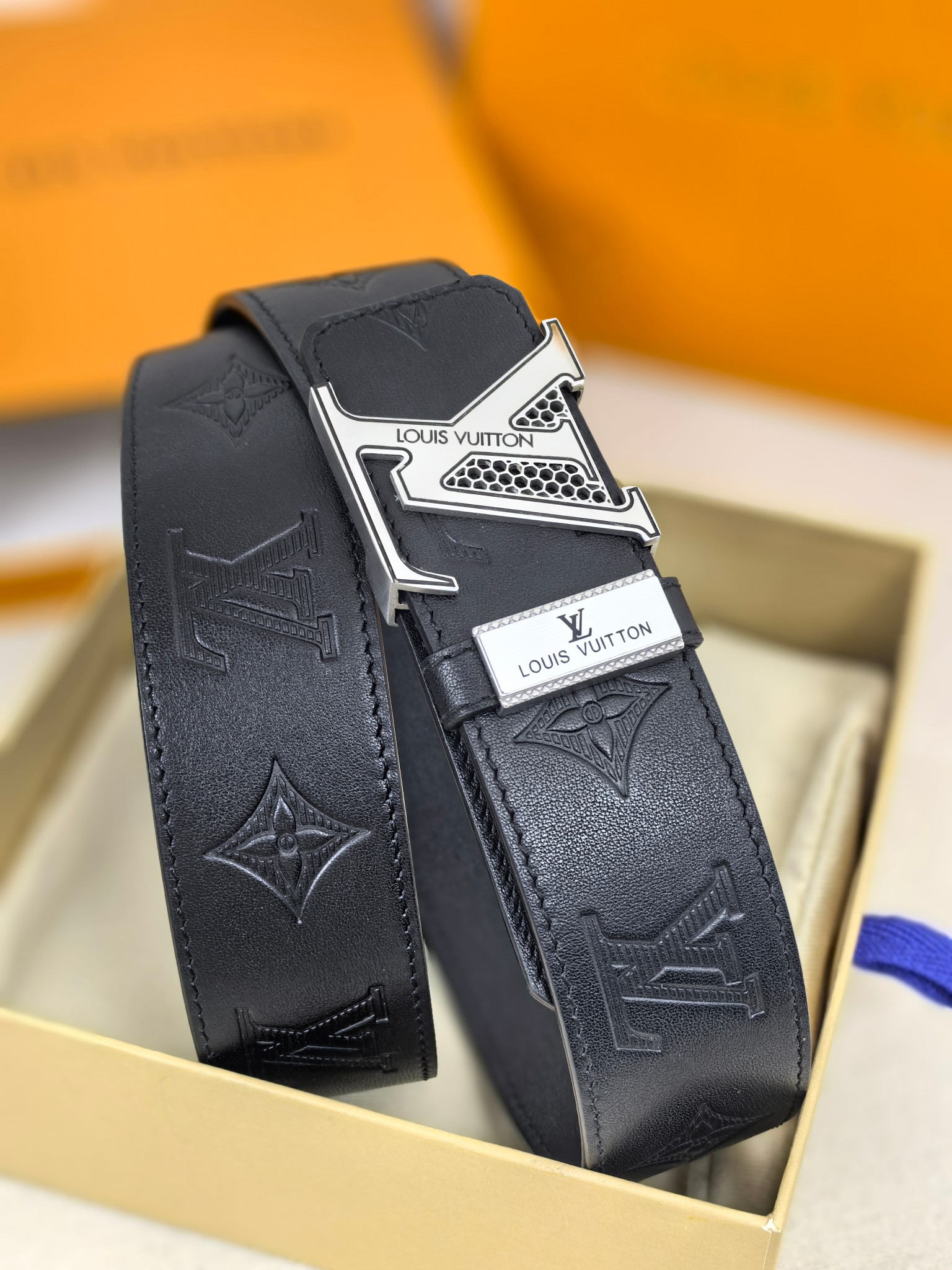 루이 비통 엠보스드 모노그램 레더 40mm 벨트(허니콤 LV 버클)