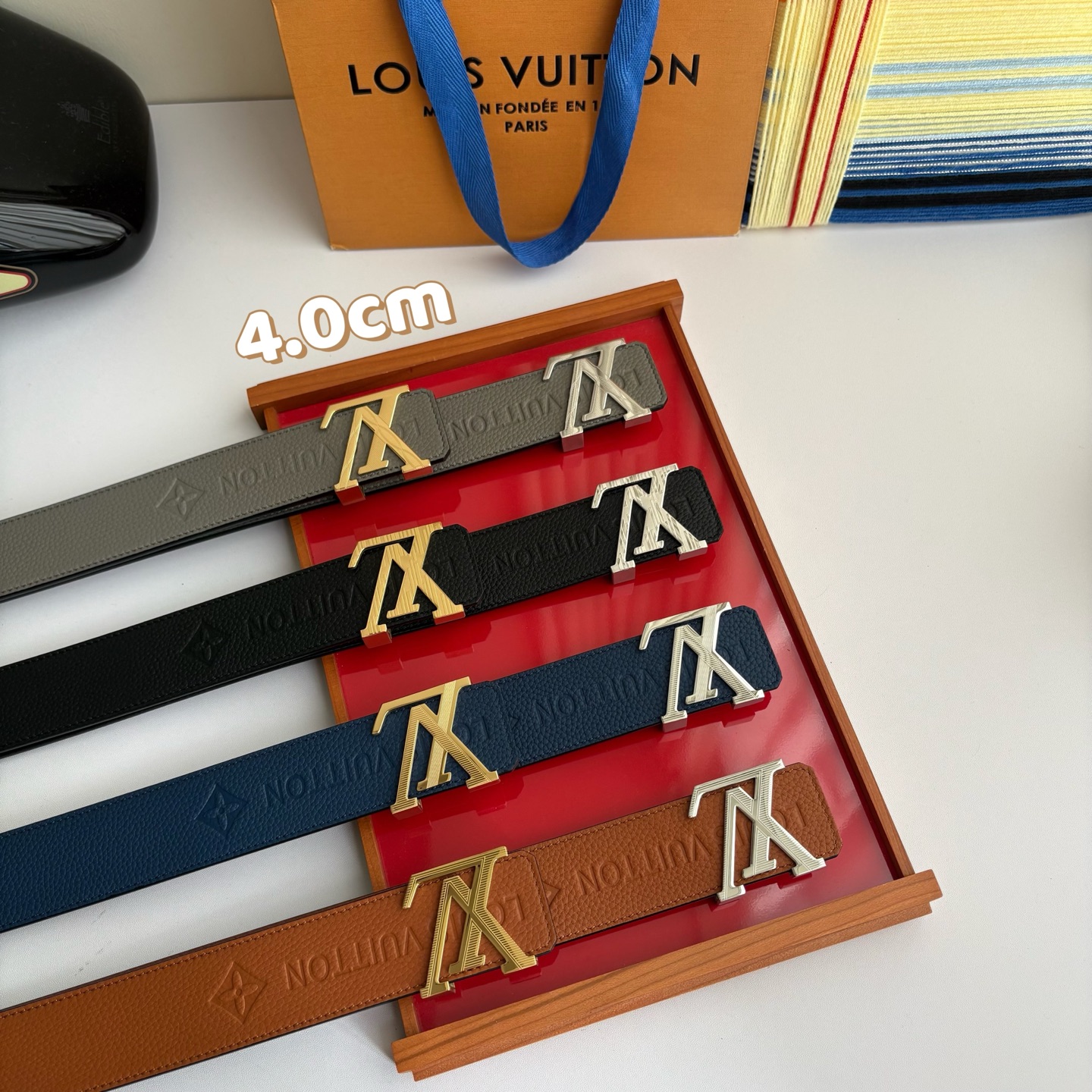 루이 비통 LV 이니셜 양면 가죽 벨트 4.0cm