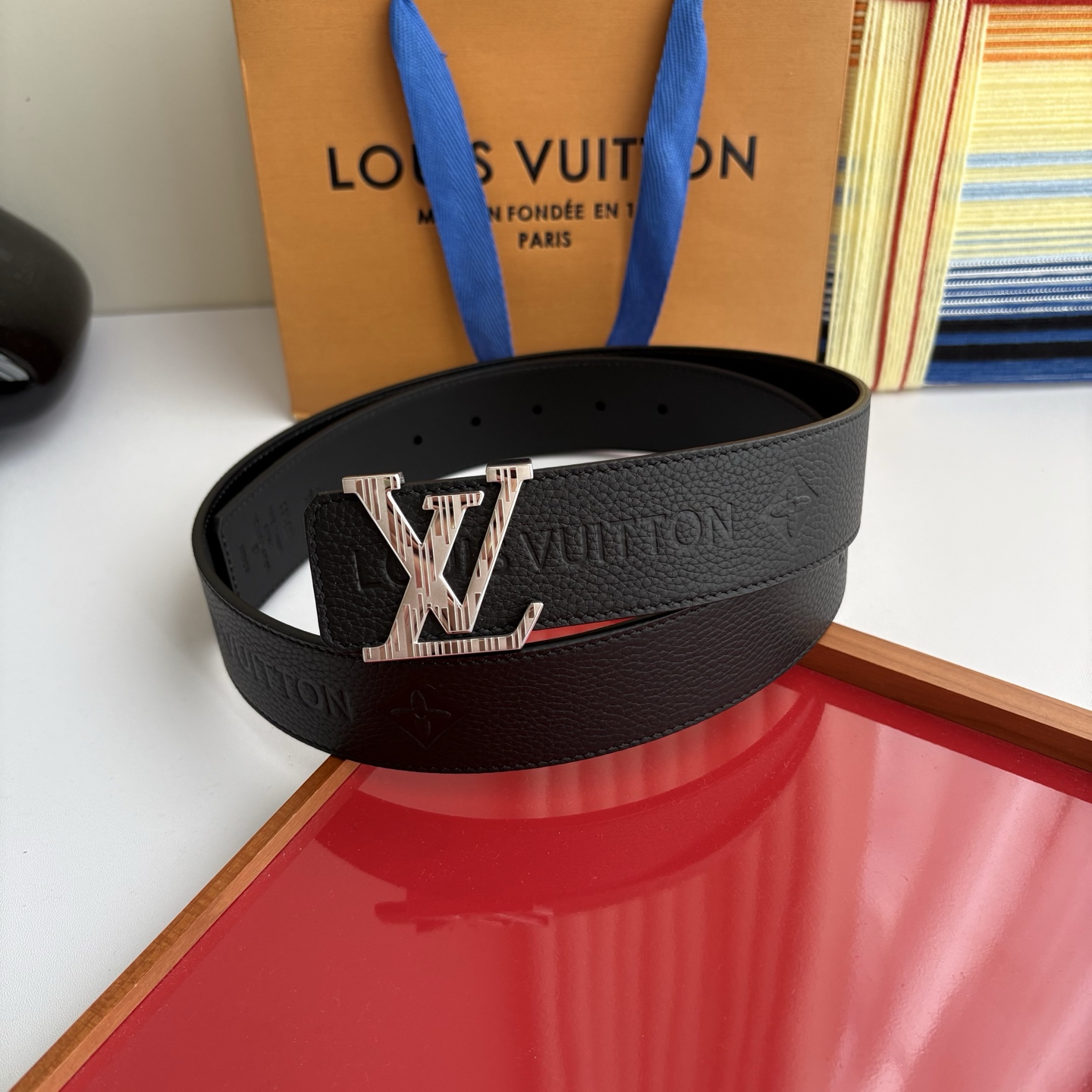 루이비통 LV 이니셜 모노그램 엠보싱 레더 벨트