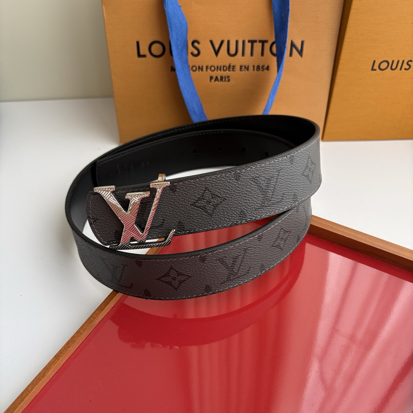루이 비통 LV 이니셜 모노그램 양면 가죽 벨트