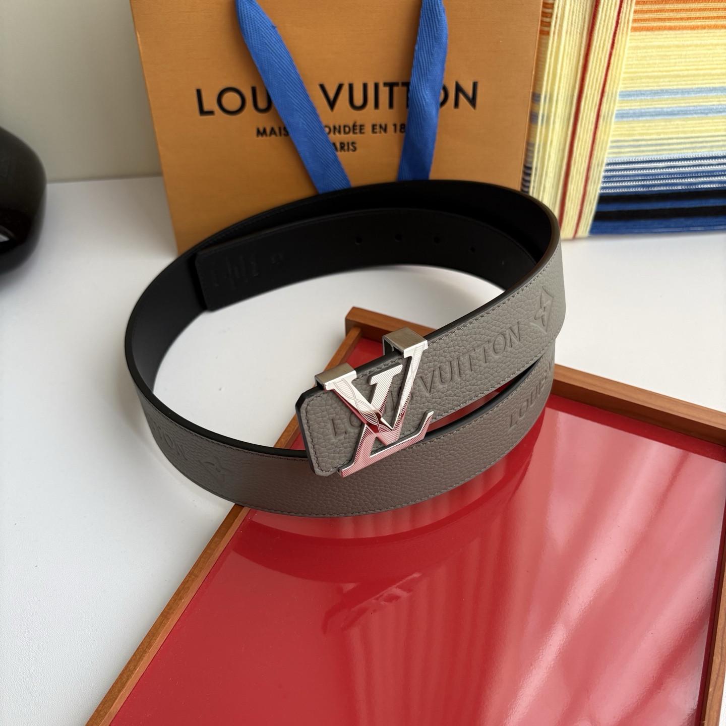 루이비통 LV 이니셜 양면 엠보싱 가죽 벨트