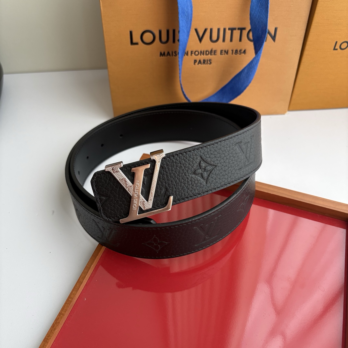 루이 비통 LV 이니셜 모노그램 엠보싱 40mm 벨트