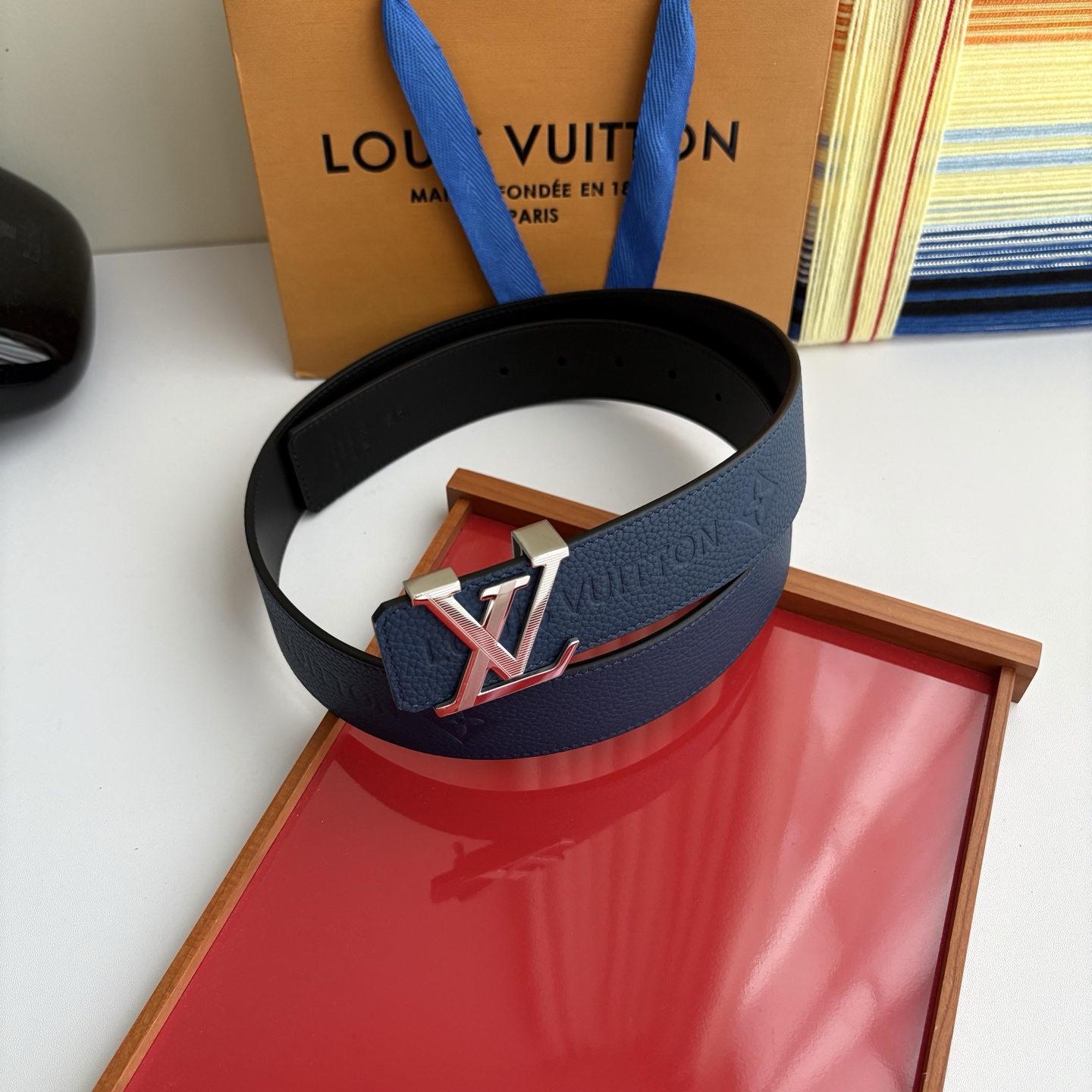 루이 비통 LV 이니셜 40mm 리버서블 모노그램 엠보스드 벨트