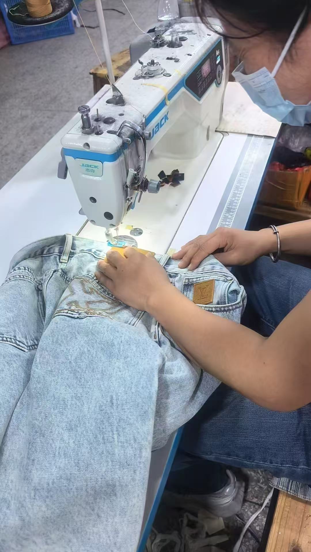 루이 비통 LV 모노그램 백포켓 워시드 데님 진