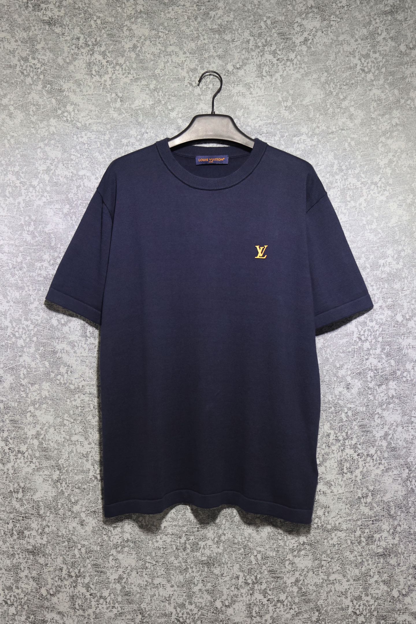 루이 비통 가슴 LV 로고 가죽 패치 크루넥 니트 반팔 티셔츠