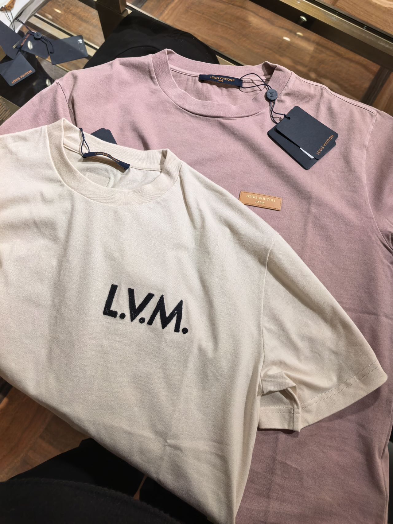 루이 비통 LV M 로고 자수 반소매 크루넥 티셔츠