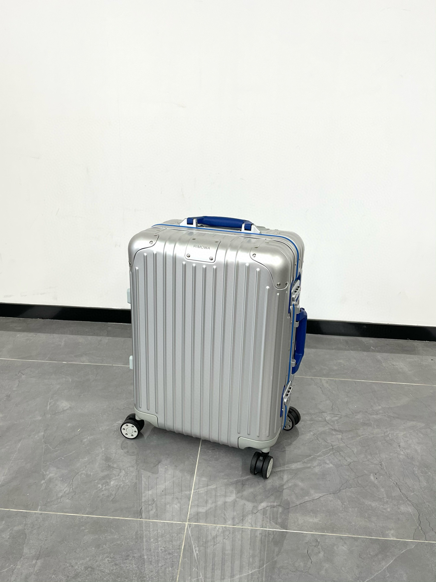 리모와 토파즈 925 멀티휠 알루미늄 캐리어
