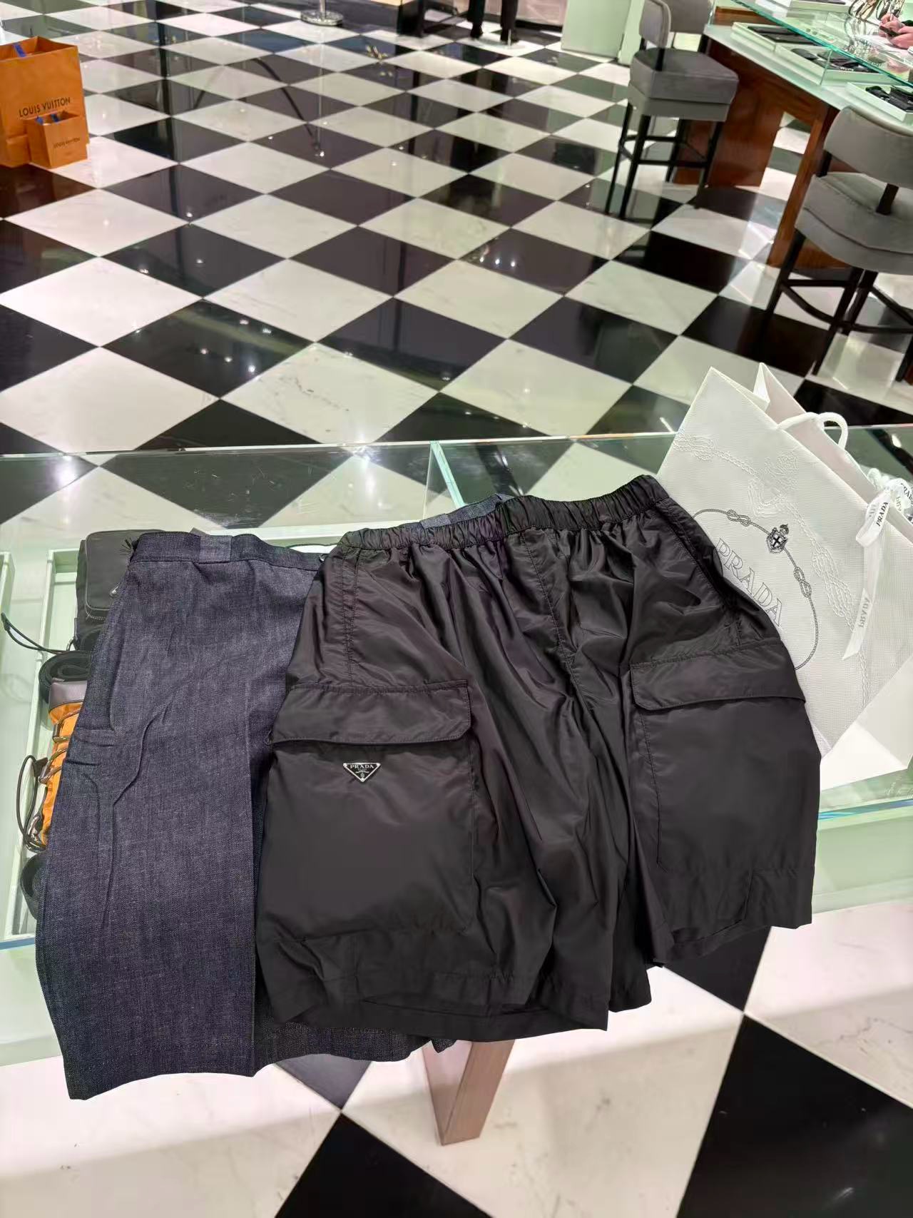 프라다 리나일론 트라이앵글 로고 카고 쇼츠
