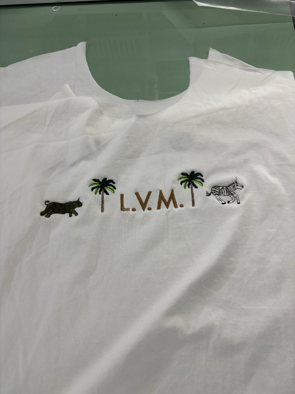 루이 비통 L.V.M. 야자수·동물 자수 반소매 티셔츠