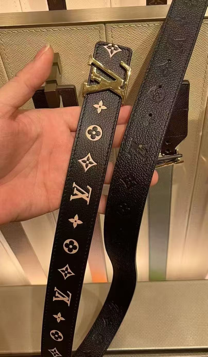 루이 비통 LV 이니셜 40mm 리버서블 모노그램 벨트