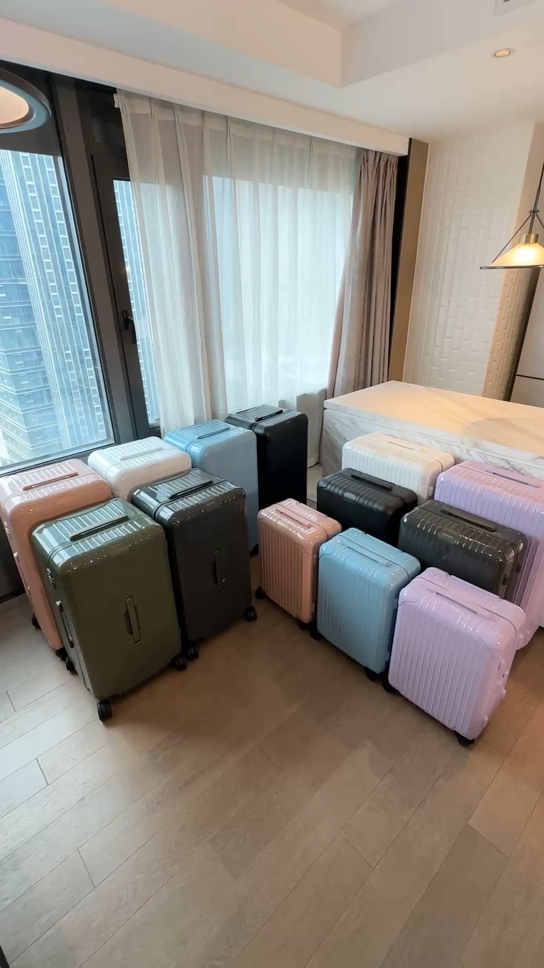 미상 세로 리브드 하드쉘 4륜 캐리어