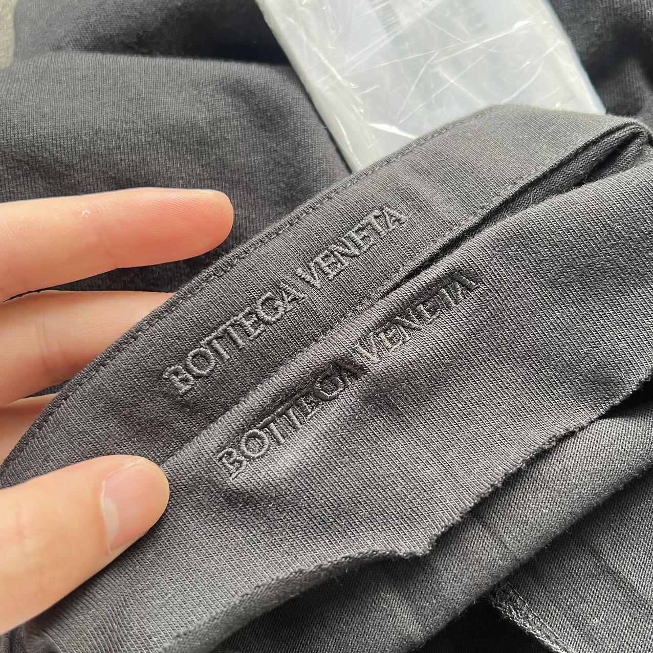 보테가 베네타 커프 안감 로고 자수 롱슬리브 저지 티셔츠