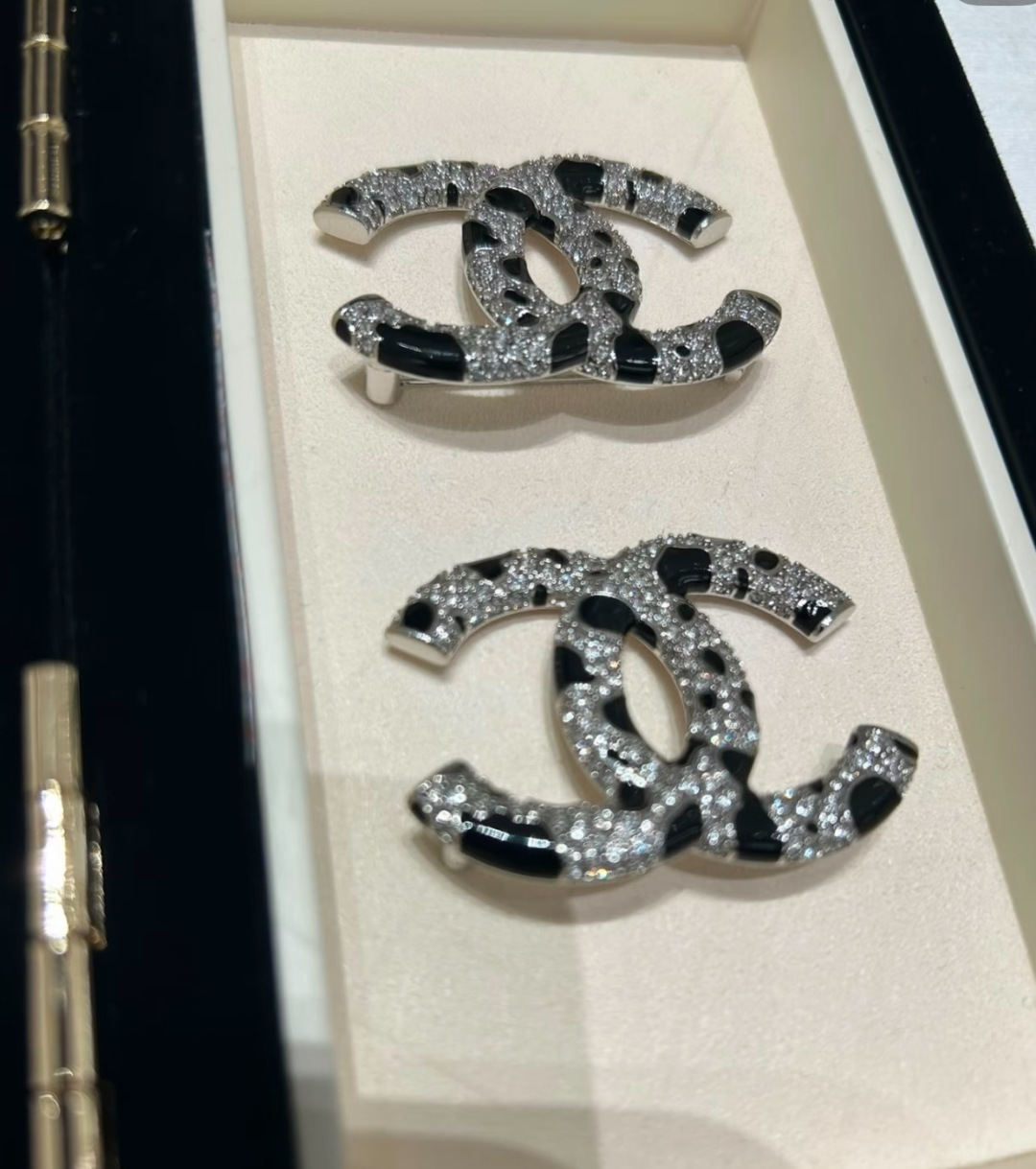 샤넬 블랙 에나멜 레오파드 패턴 크리스탈 CC 로고 클립온 귀걸이
