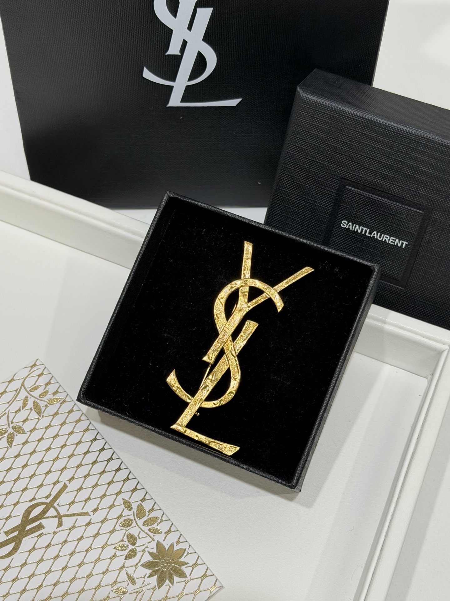 생 로랑 카산드라 YSL 모노그램 골드 톤 브로치