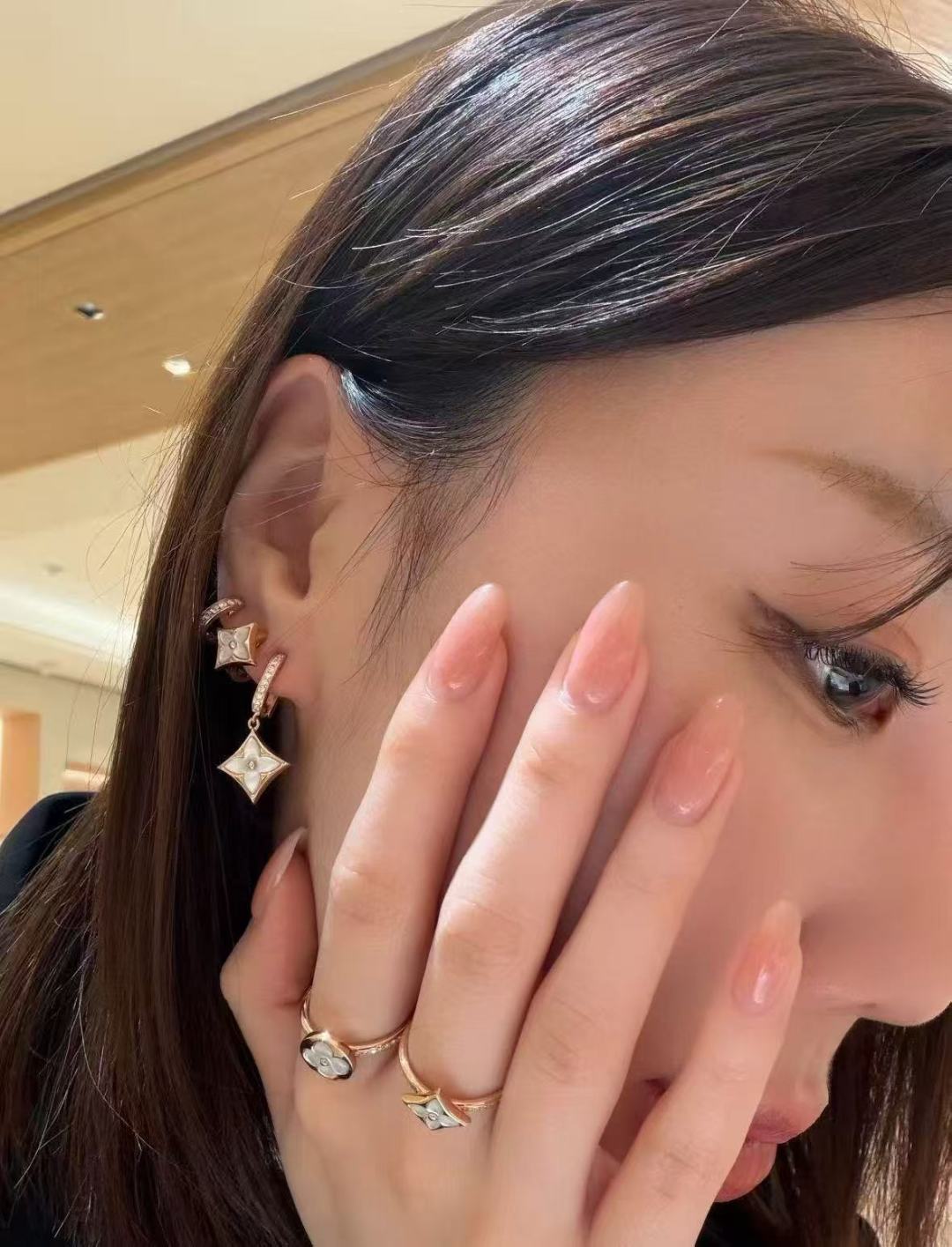 루이 비통 컬러 블라썸 BB 스타 드롭 후프 이어링