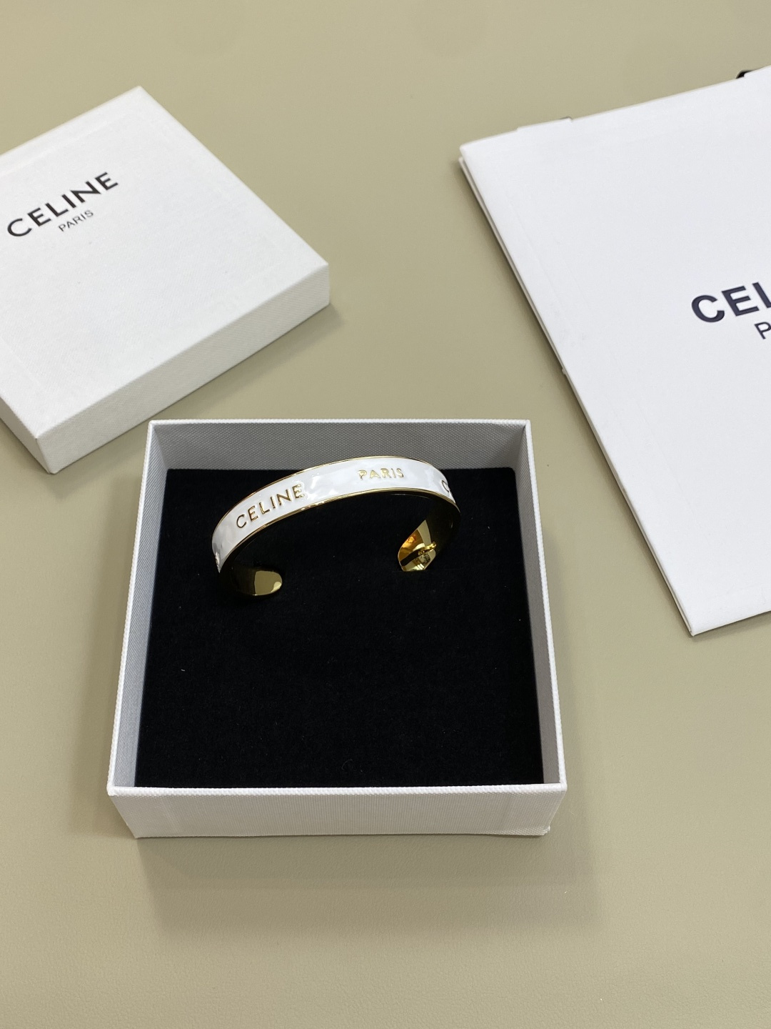 셀린느 CELINE PARIS 화이트 에나멜 오픈 커프 브레이슬릿