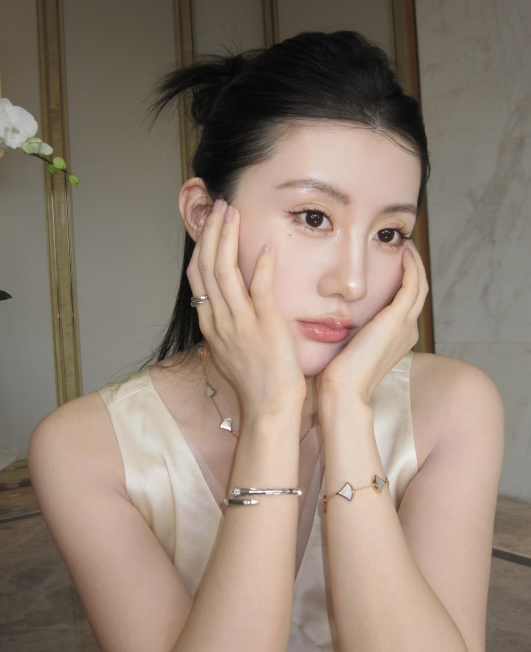 불가리 디바스 드림 마더오브펄 모티프 브레이슬릿