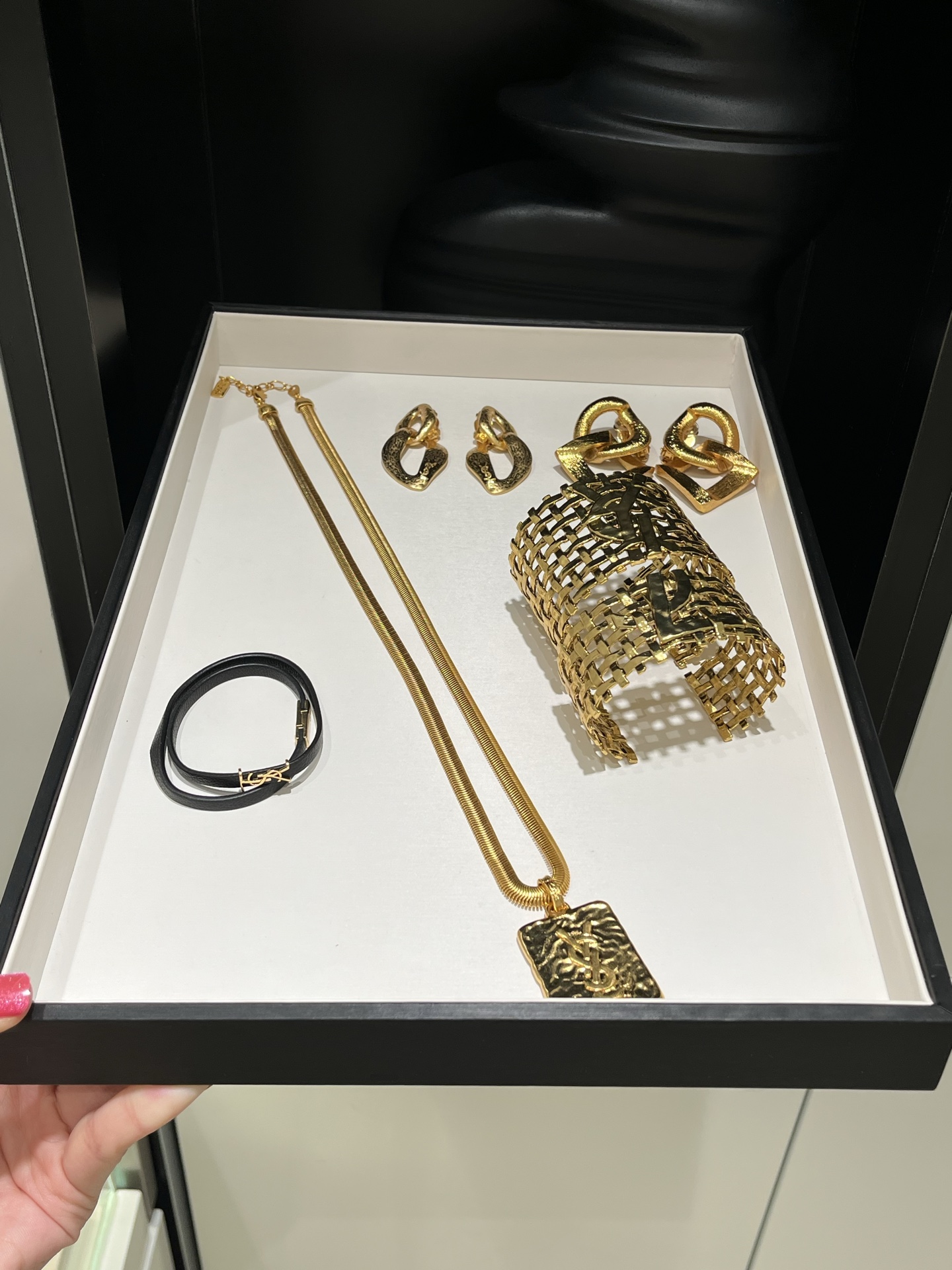 생 로랑 카산드라 YSL 로고 오픈워크 메쉬 와이드 커프 브레이슬릿