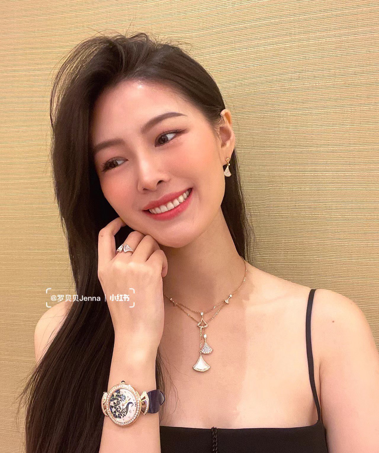 불가리 디바스 드림 파베 다이아몬드·자개 팬 모티프 네크리스