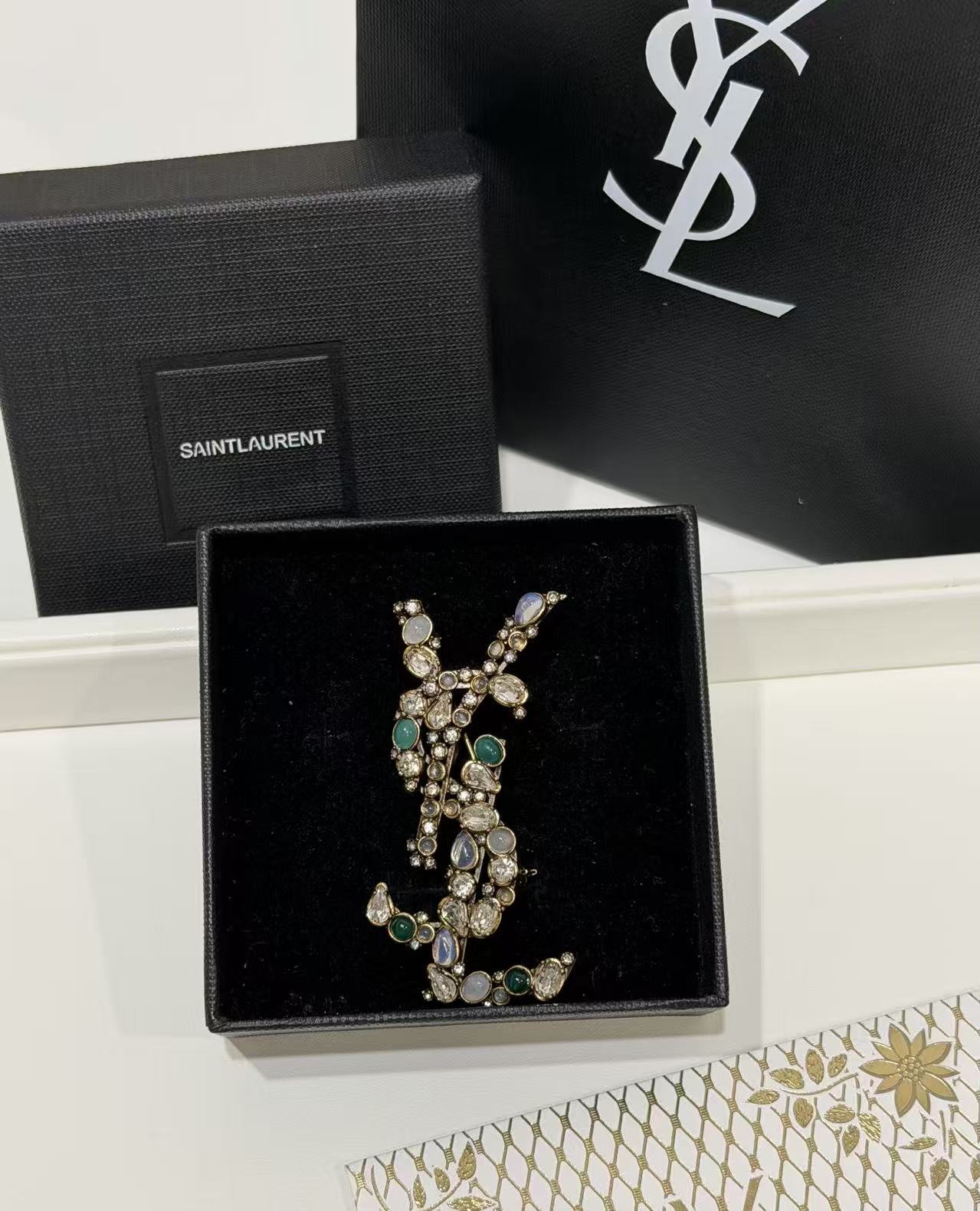 생 로랑 카산드라 YSL 로고 멀티컬러 스톤 브로치