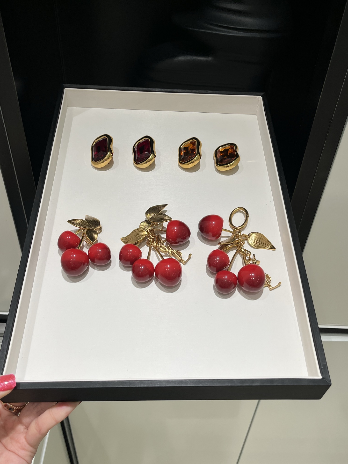 생 로랑 체리 모티프 YSL 로고 골드톤 클립온 이어링·키링