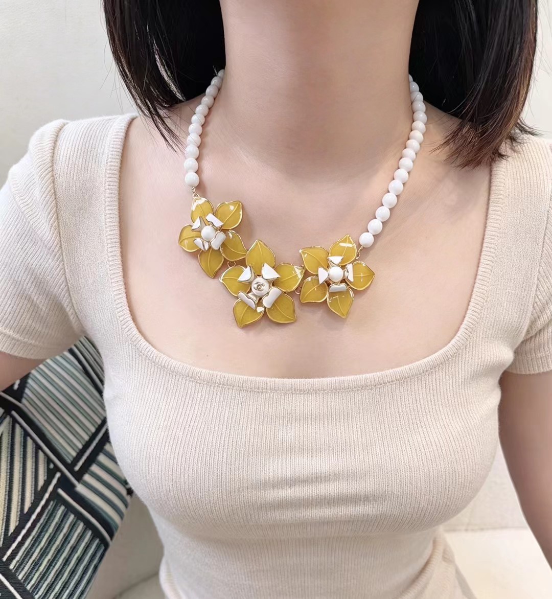 샤넬 까멜리아 에나멜 플라워 펄 비즈 네크리스