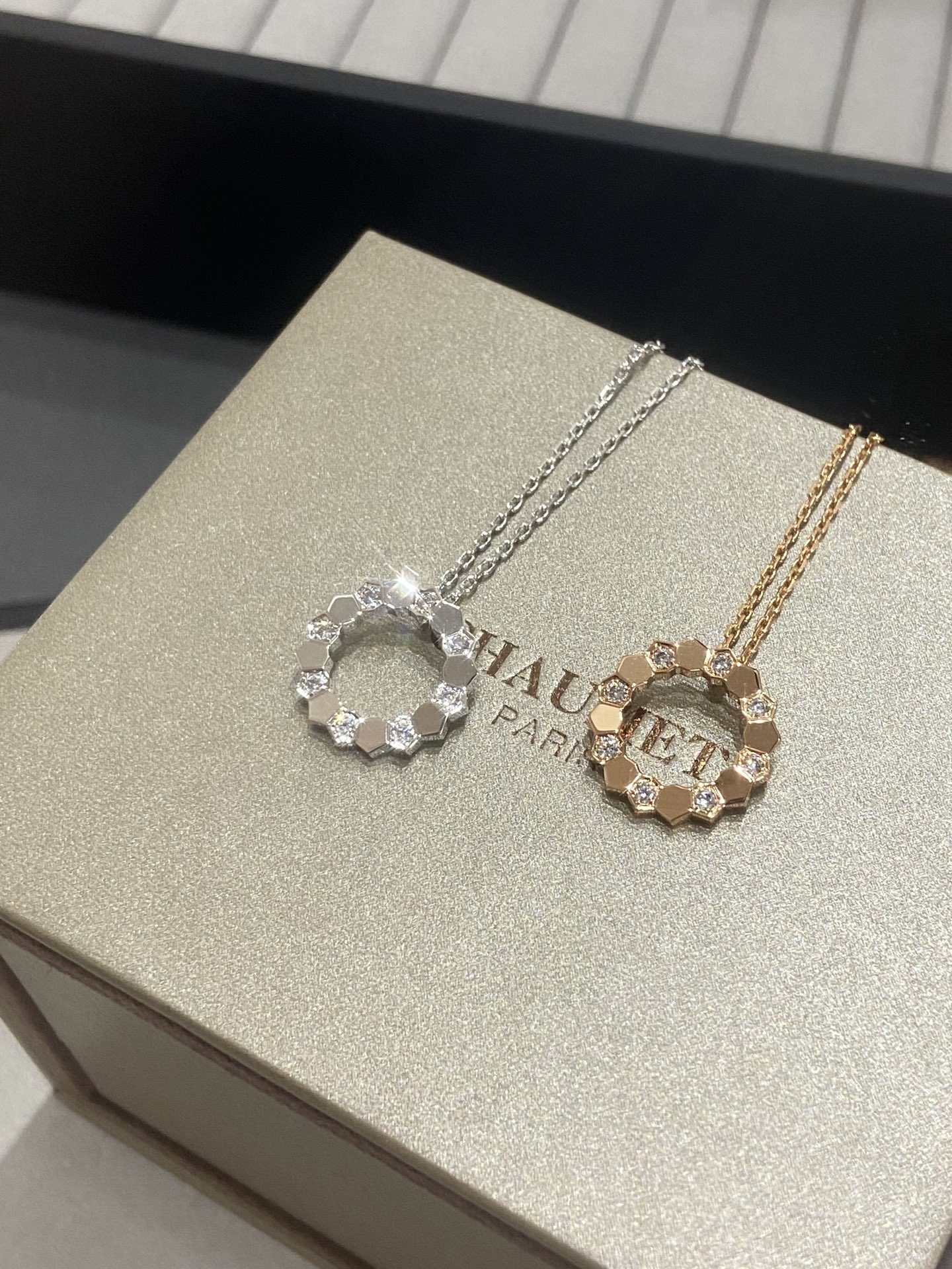 쇼메 비 드 쇼메(Bee de Chaumet) 허니콤 다이아몬드 펜던트 네크리스