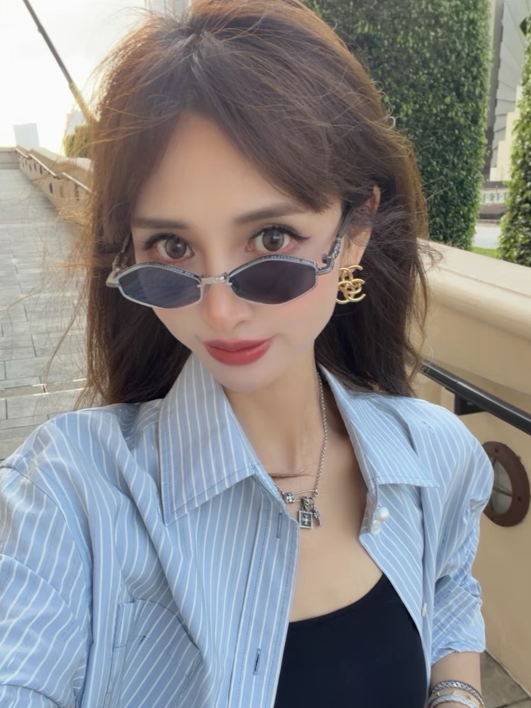 샤넬 인터로킹 CC 로고 골드 이어링