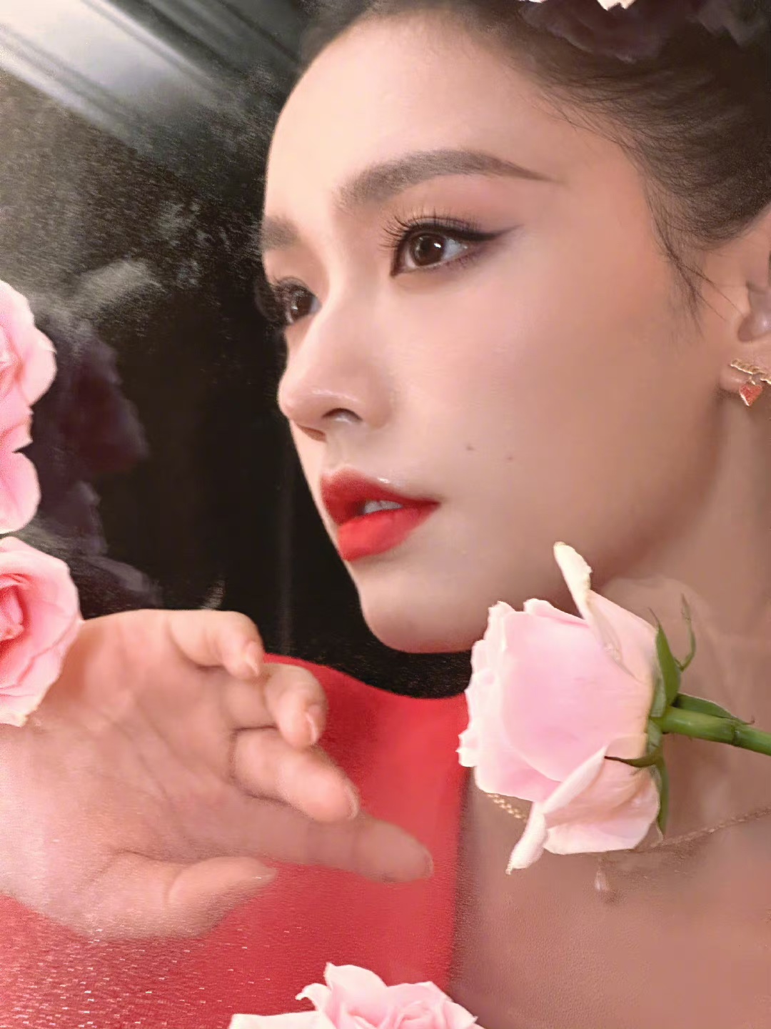디올 디올 로고 스크립트 레드 하트 드롭 스터드 귀걸이