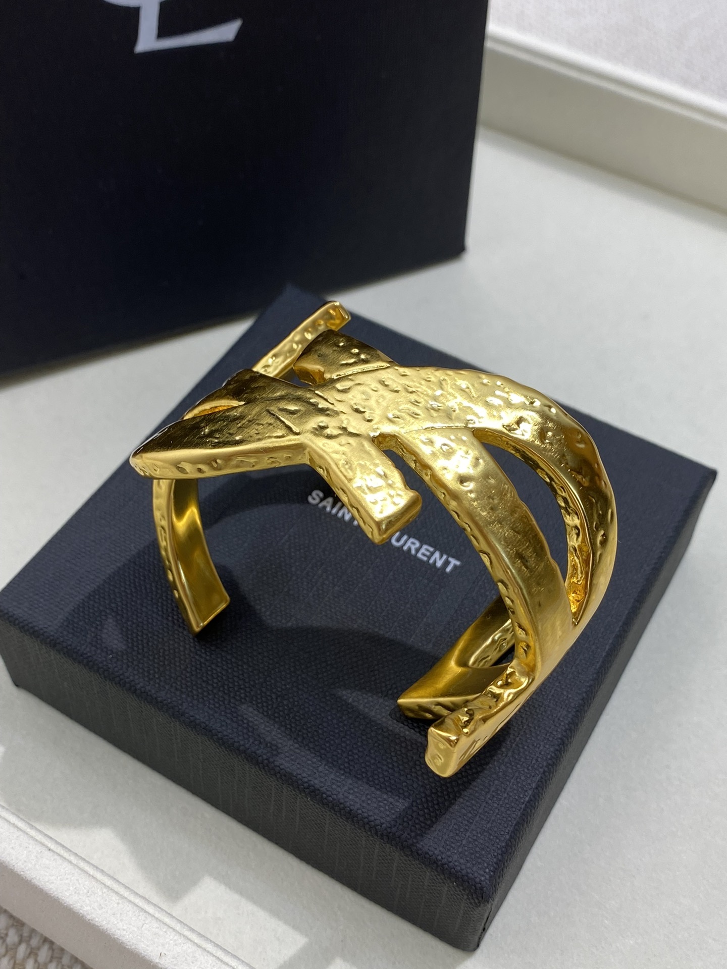 생로랑 카산드르 YSL 로고 커프 브레이슬릿