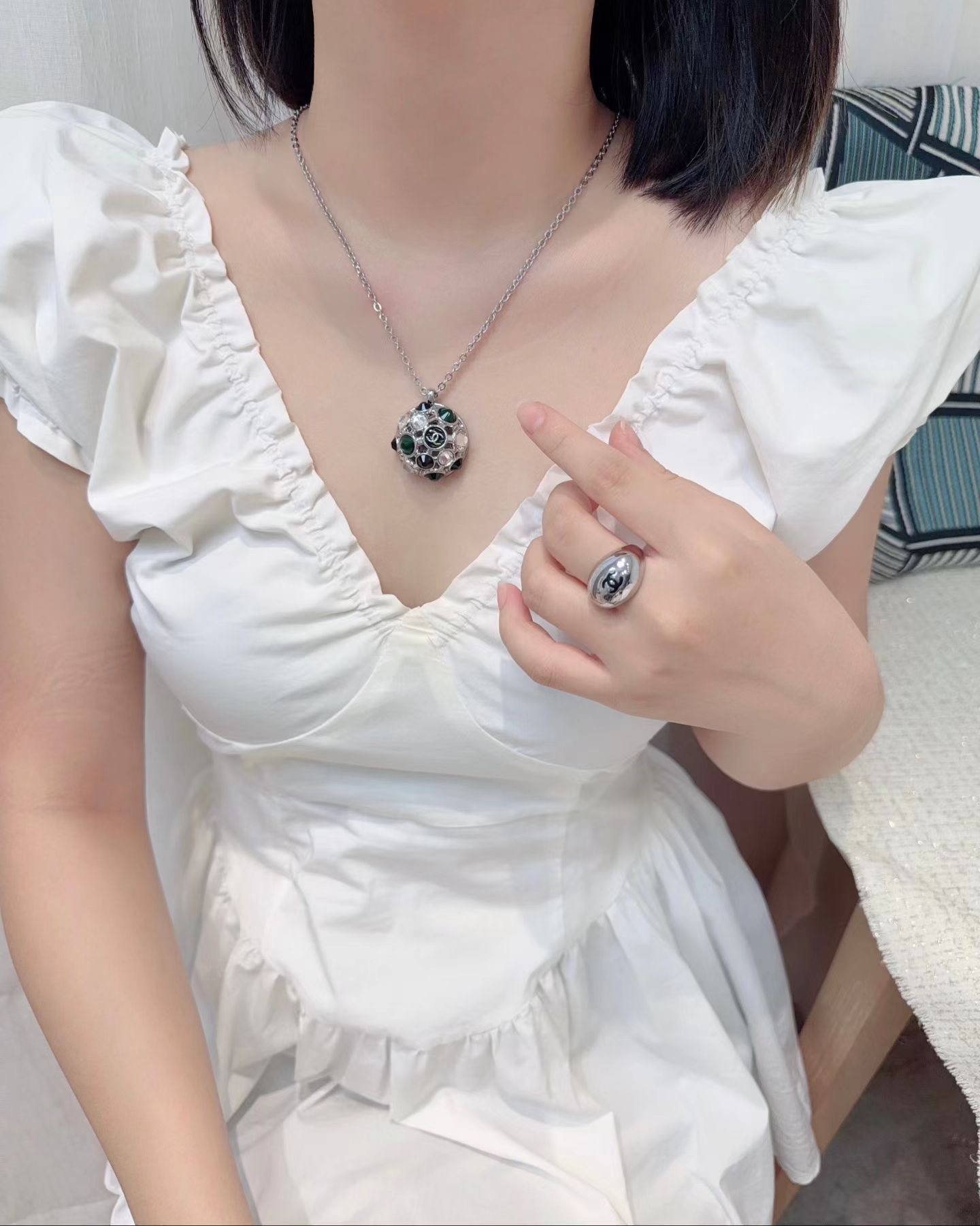 샤넬 26B 블랙 더블 C 에나멜 해머드 돔 링