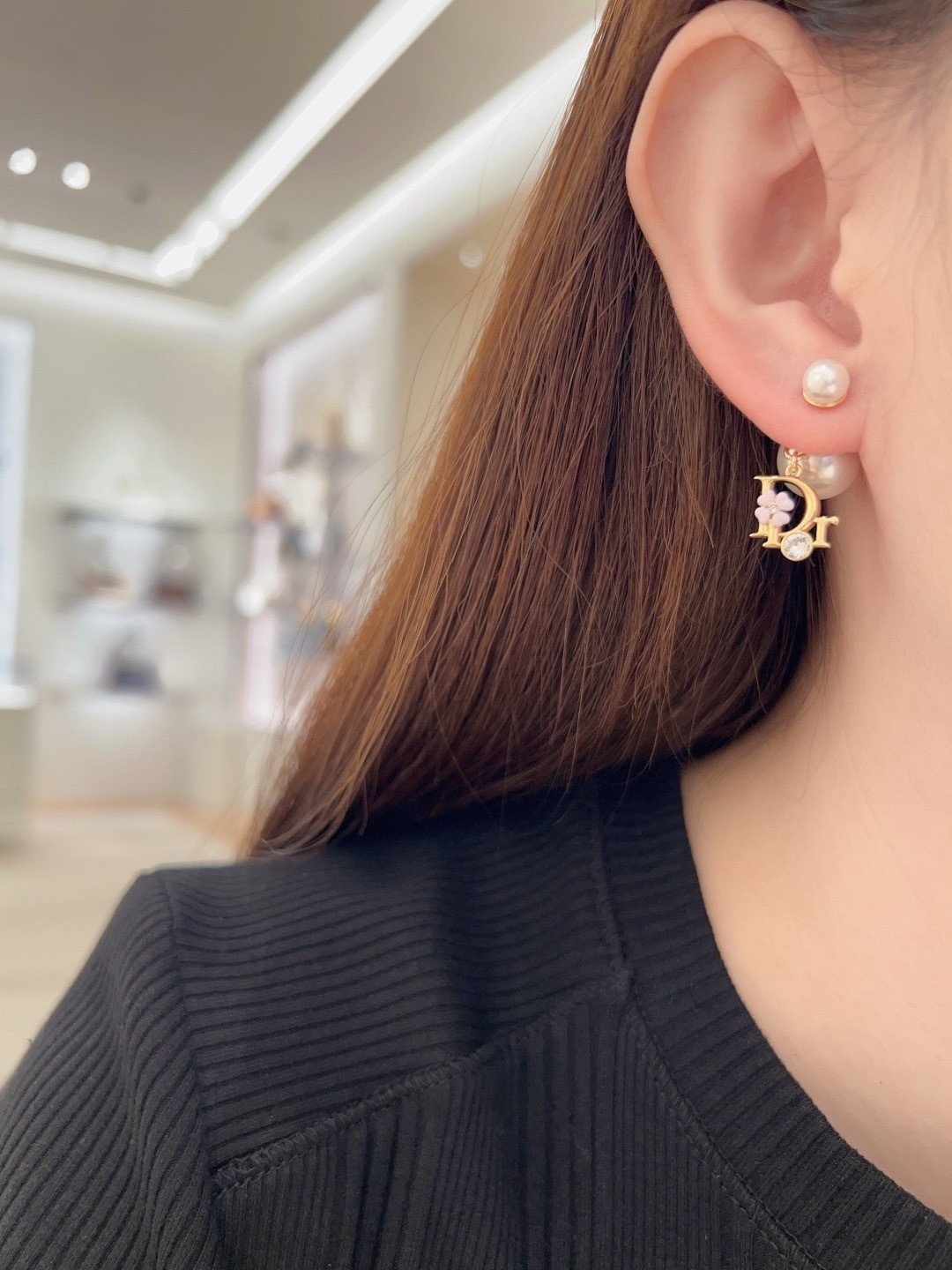 디올 디올 트라이벌스 DIOR 로고 참 펄 드롭 귀걸이