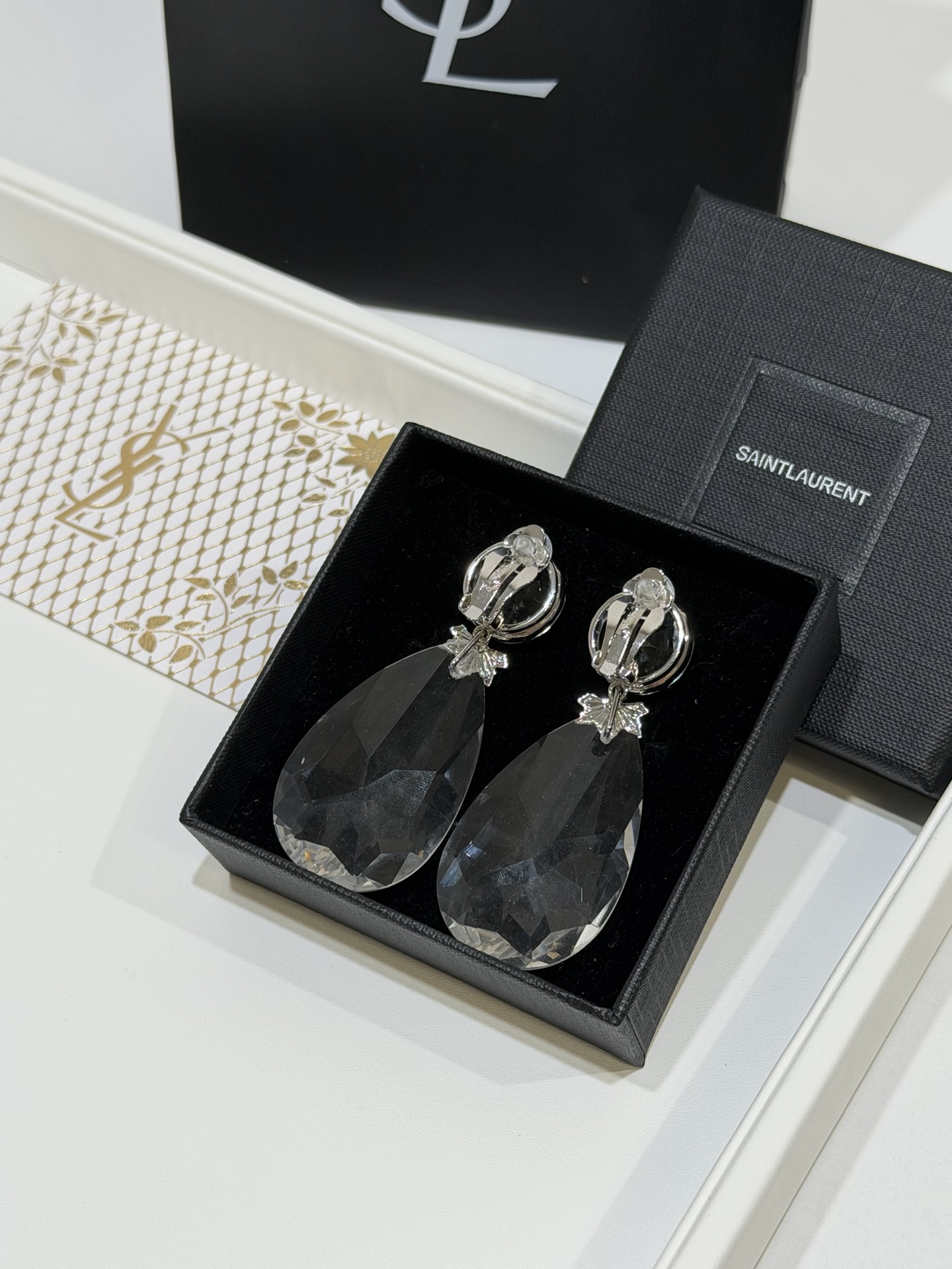 생 로랑 YSL 모노그램 크리스털 티어드롭 클립온 귀걸이