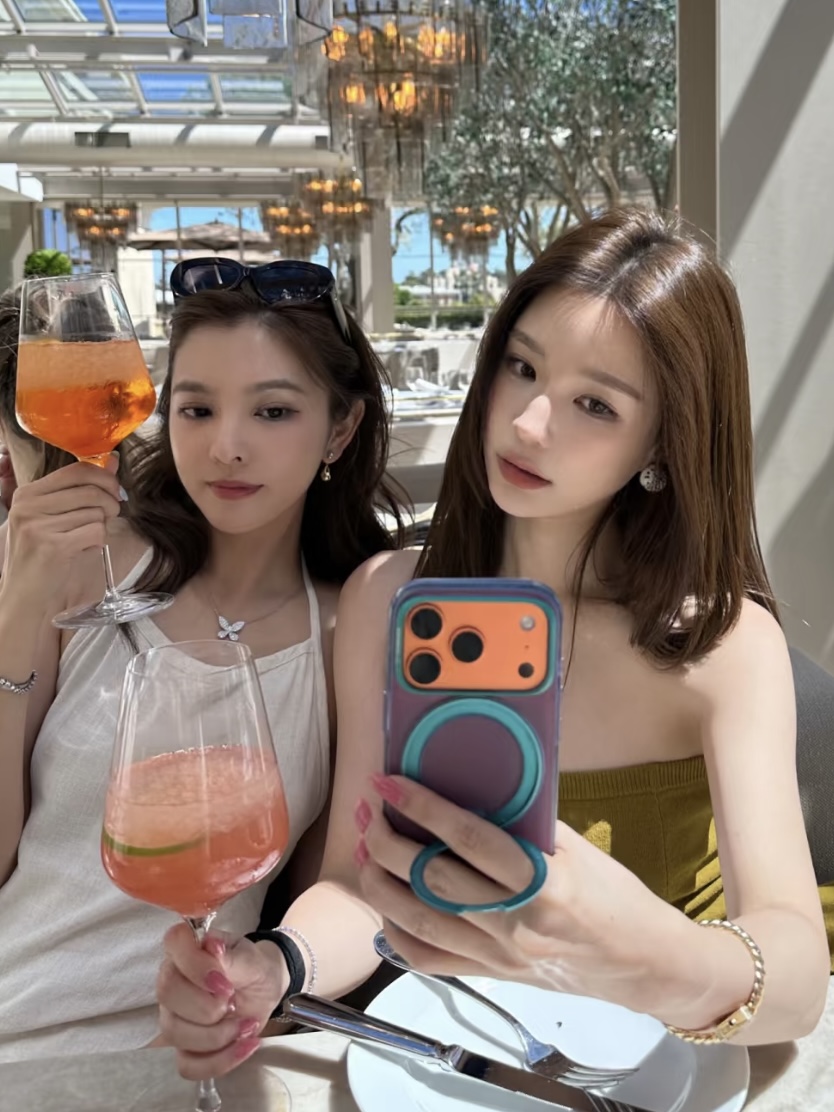 식별 불가 올리브 그린 리브드 스트랩리스 튜브톱