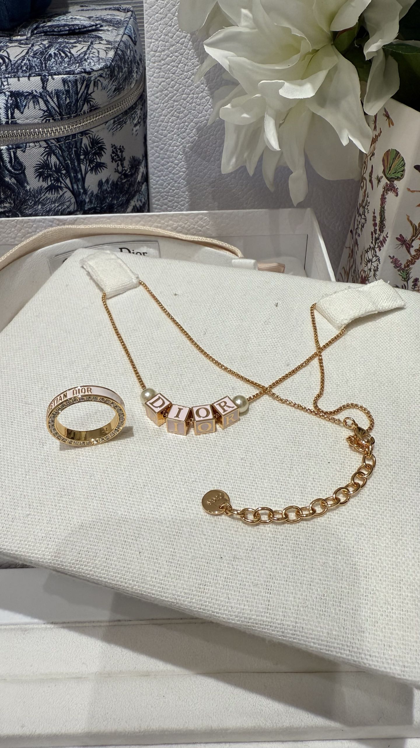 디올 Dior 로고 큐브 레터 펄 체인 네크리스