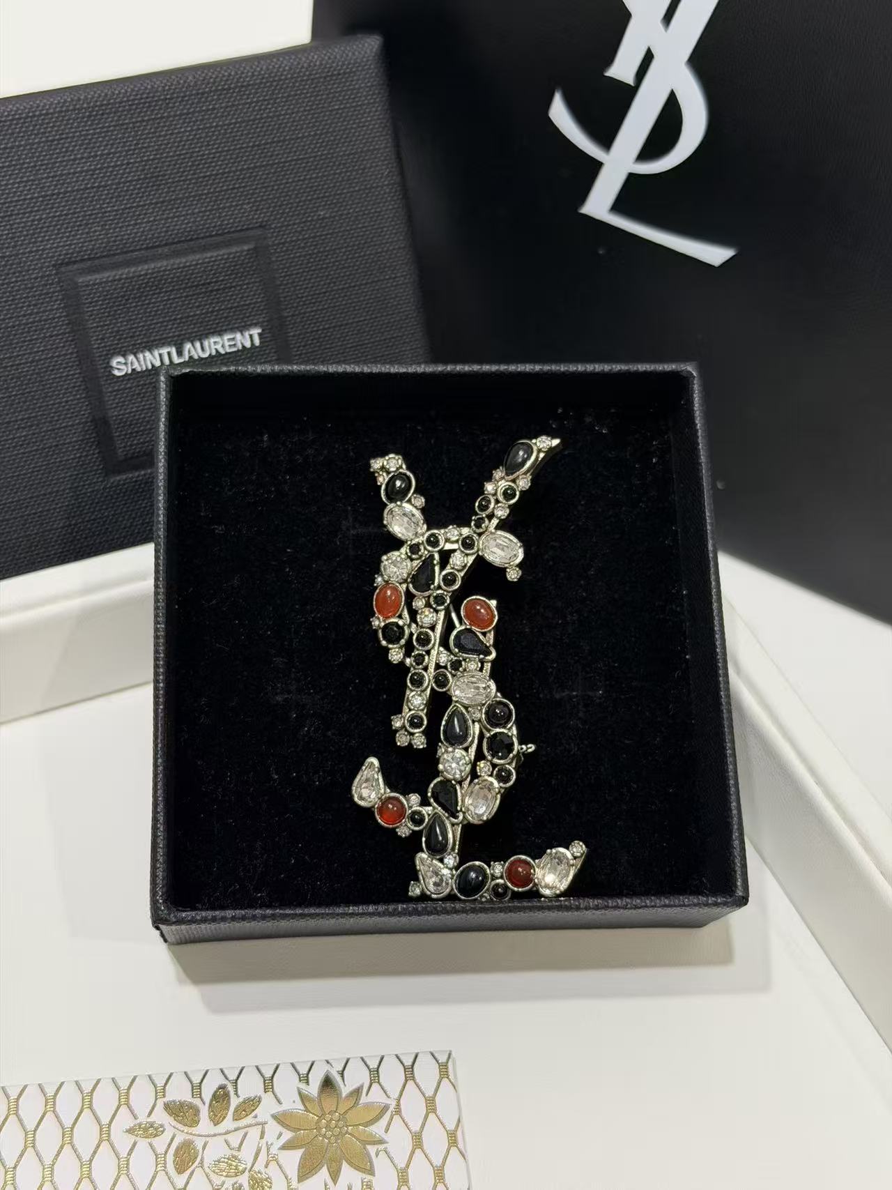 생 로랑 카산드라 YSL 로고 크리스털 장식 브로치