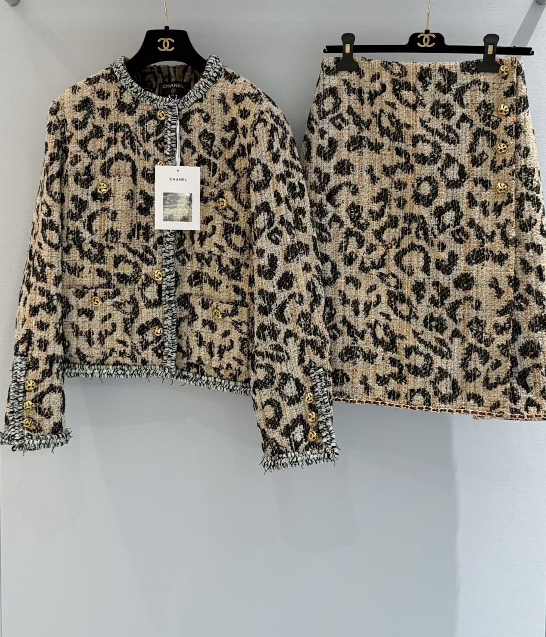 샤넬 레오파드 트위드 재킷 및 스커트 세트