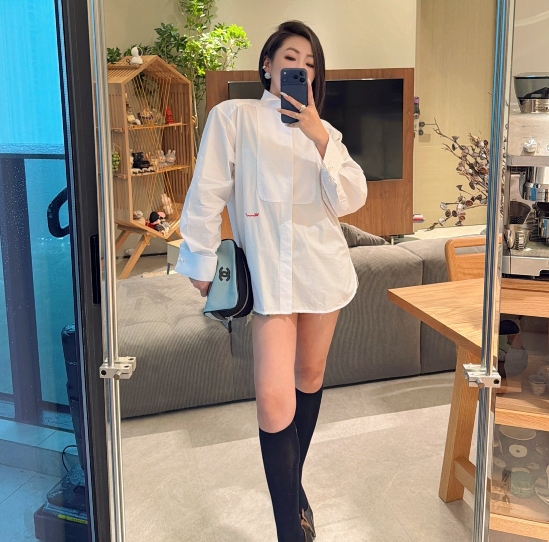 샤넬 펄 CC 버튼 배색 오버사이즈 셔츠