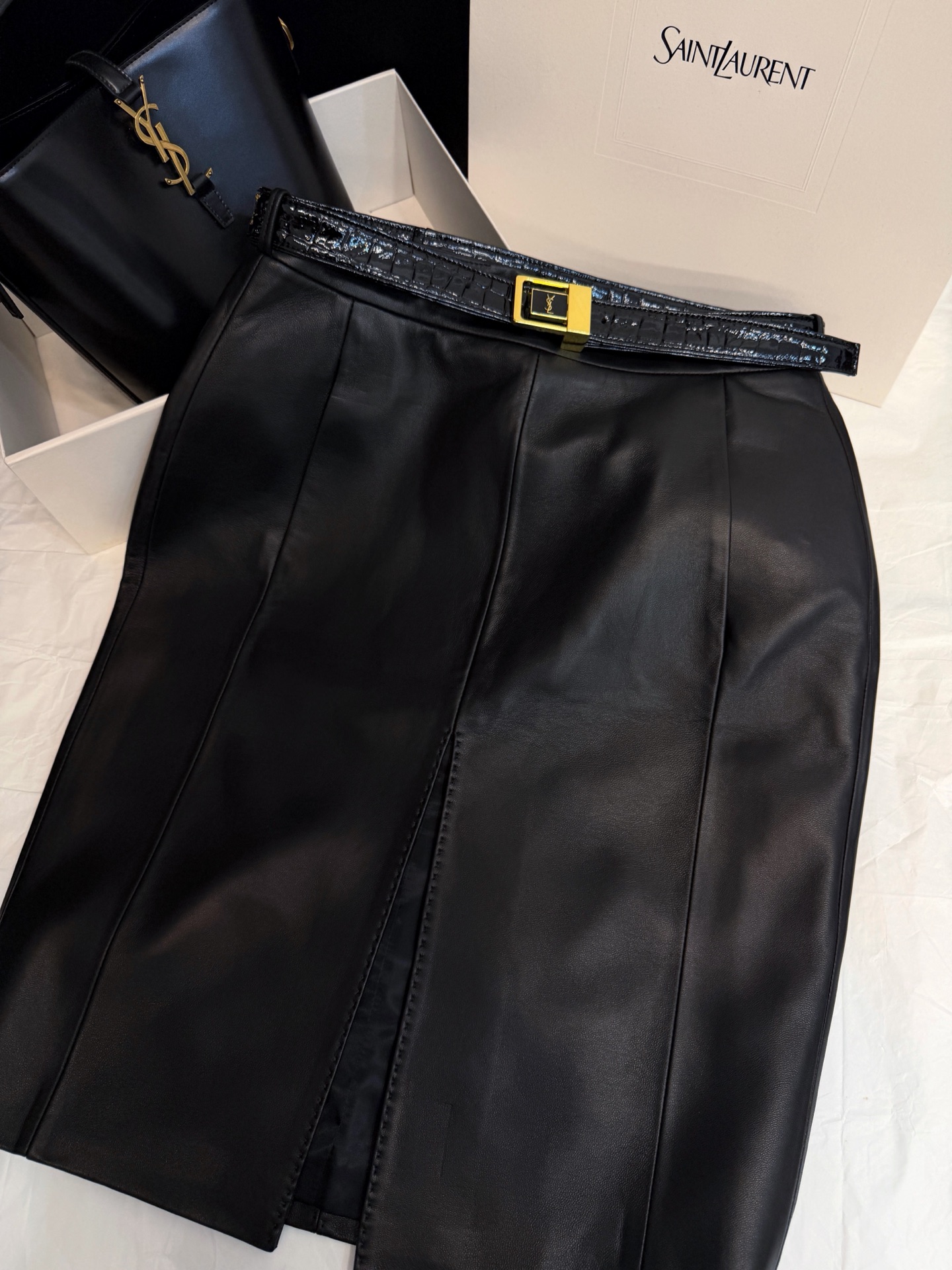 생 로랑 크로커다일 엠보스드 벨트 장식 프론트 슬릿 레더 미디 스커트