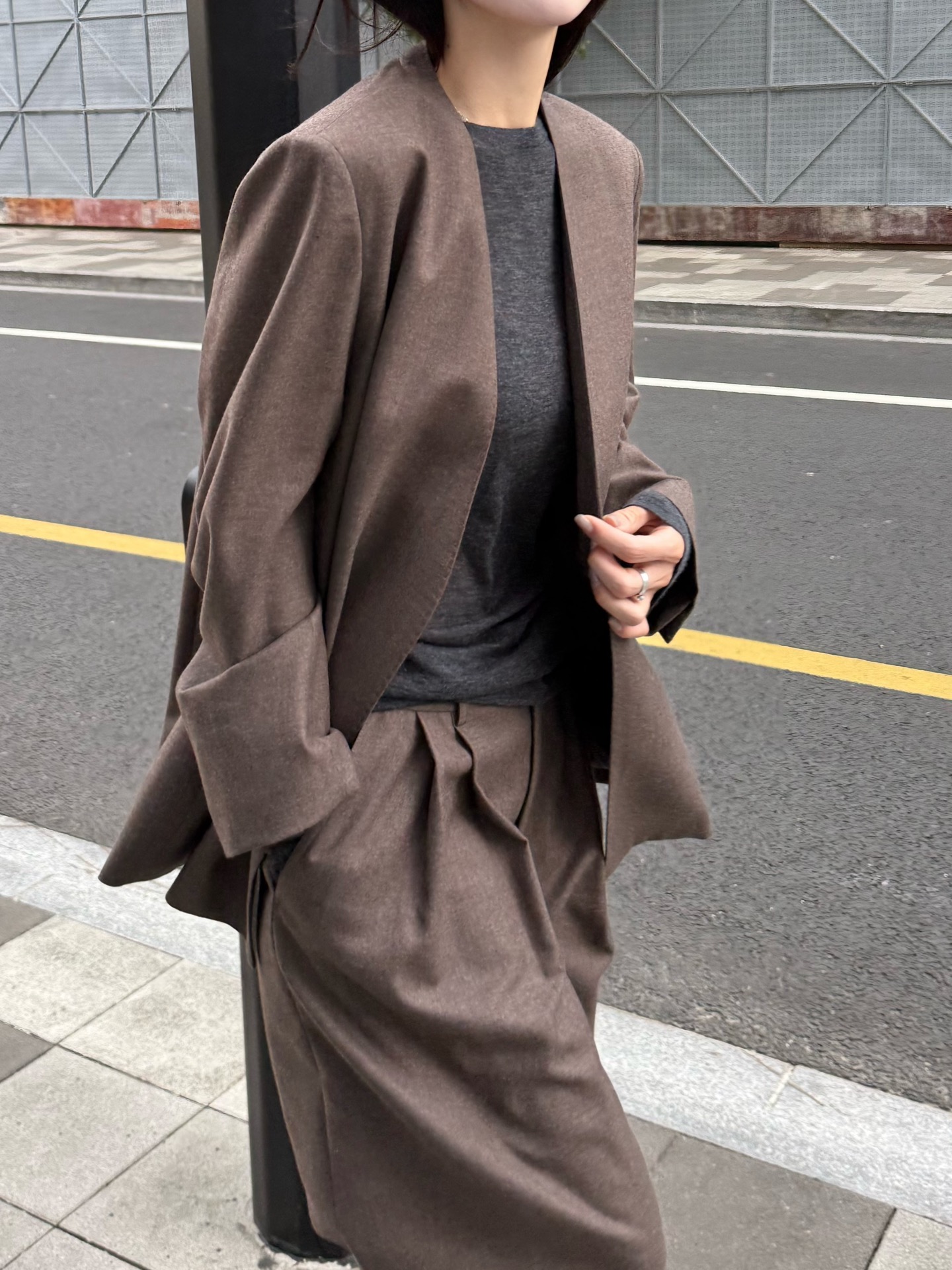 노브랜드 노칼라 오픈 프런트 울 블레이저·와이드 슬랙스 수트 세트