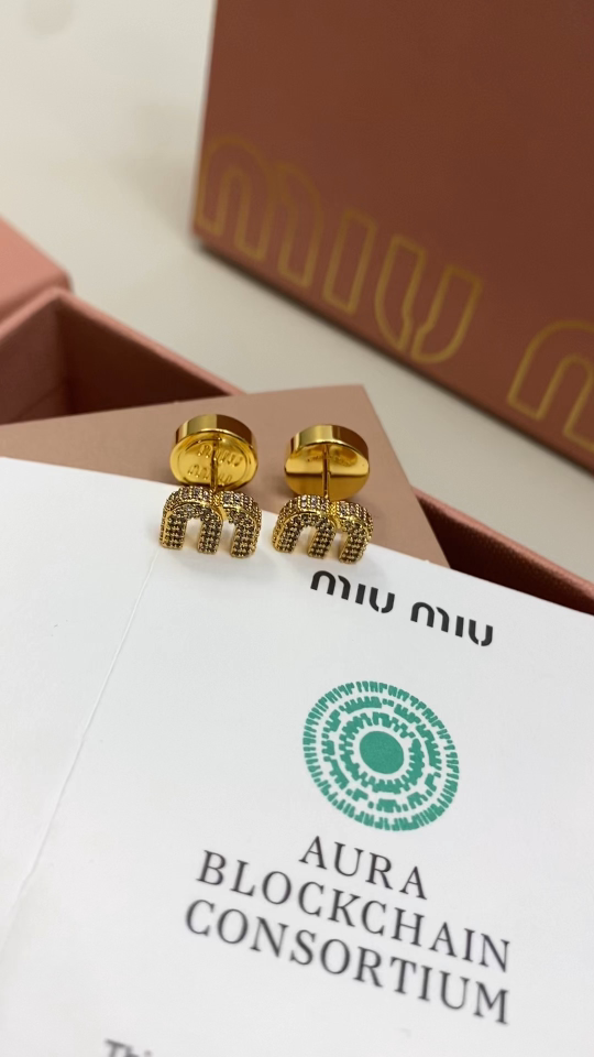 미우미우 크리스털 장식 로고 스터드 귀걸이