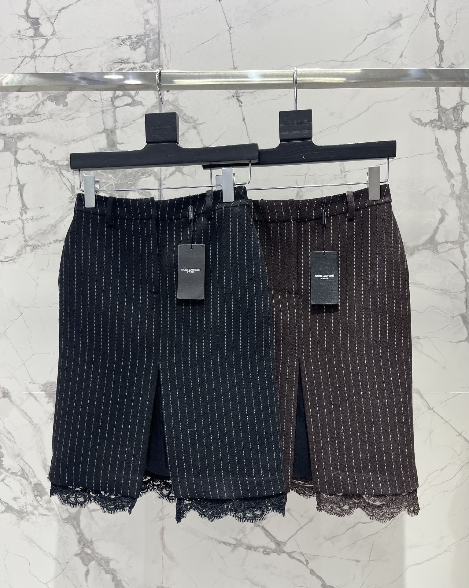 생 로랑 핀스트라이프 레이스 트림 슬릿 펜슬 스커트
