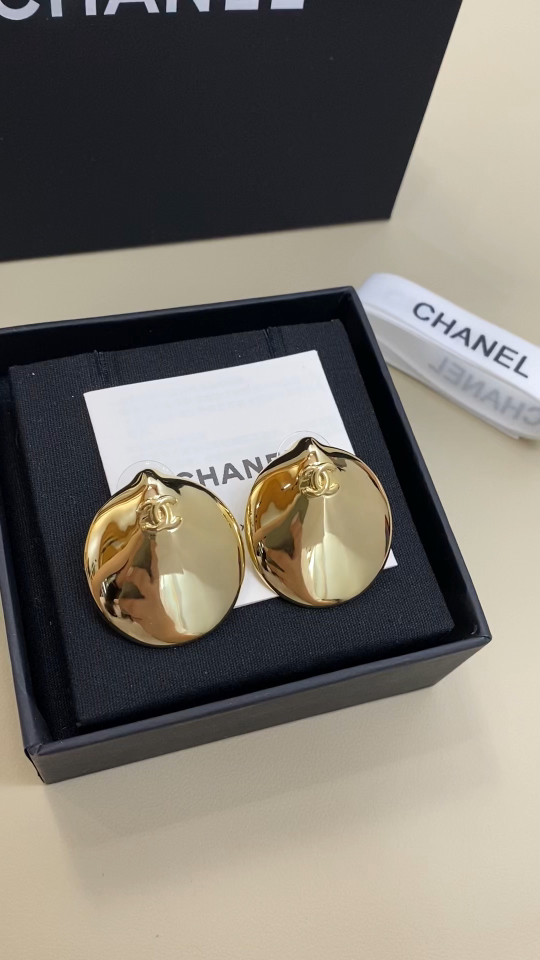샤넬 CC 로고 라운드 클립온 이어링