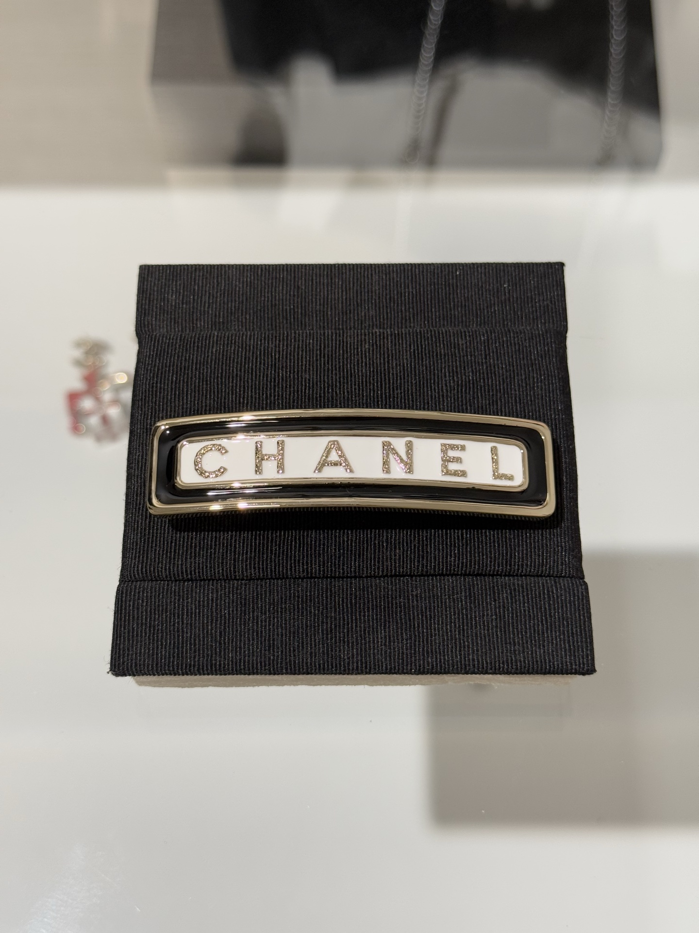 샤넬 CHANEL 로고 화이트 에나멜 골드 바레트 스프링 헤어클립